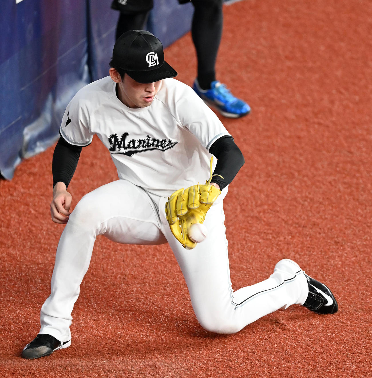 オリックス対ロッテ　ノックを受けるロッテ佐々木朗（撮影・前岡正明）