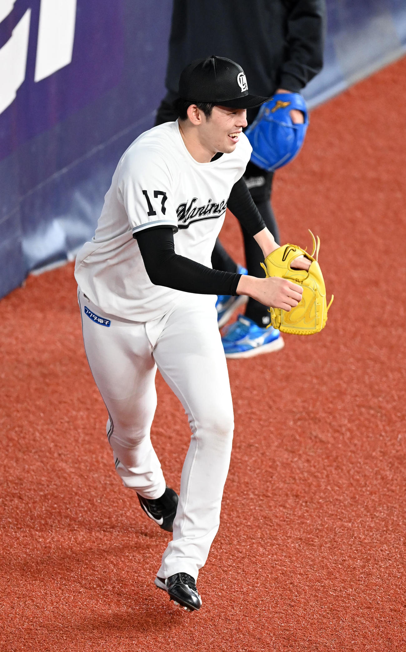 オリックス対ロッテ　笑顔でノックを受けるロッテ佐々木朗（撮影・前岡正明）