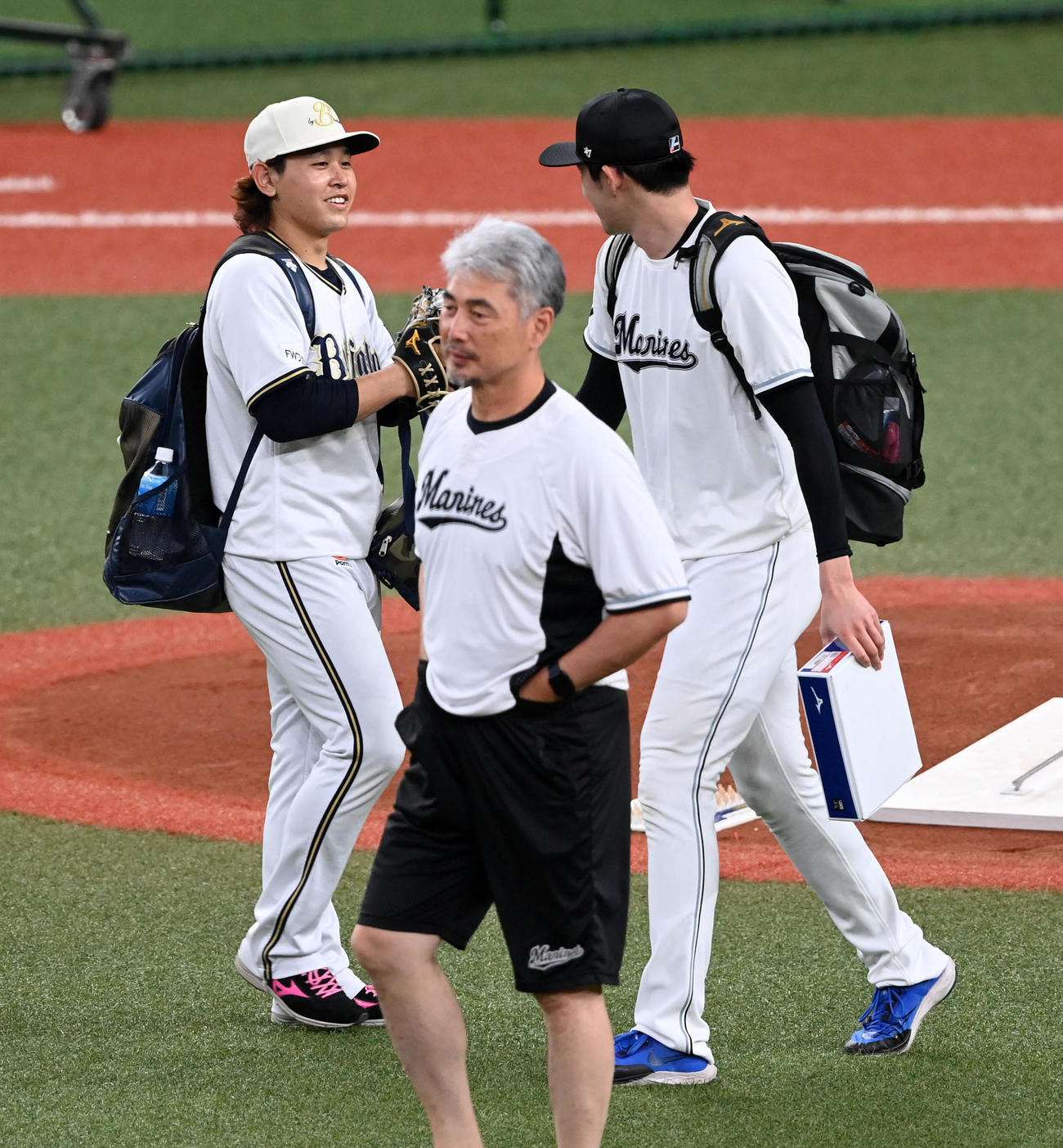 オリックス対ロッテ　ロッテ佐々木朗（右）と笑顔で話すオリックス宮城（左）。中央はロッテ吉井監督（撮影・前岡正明）