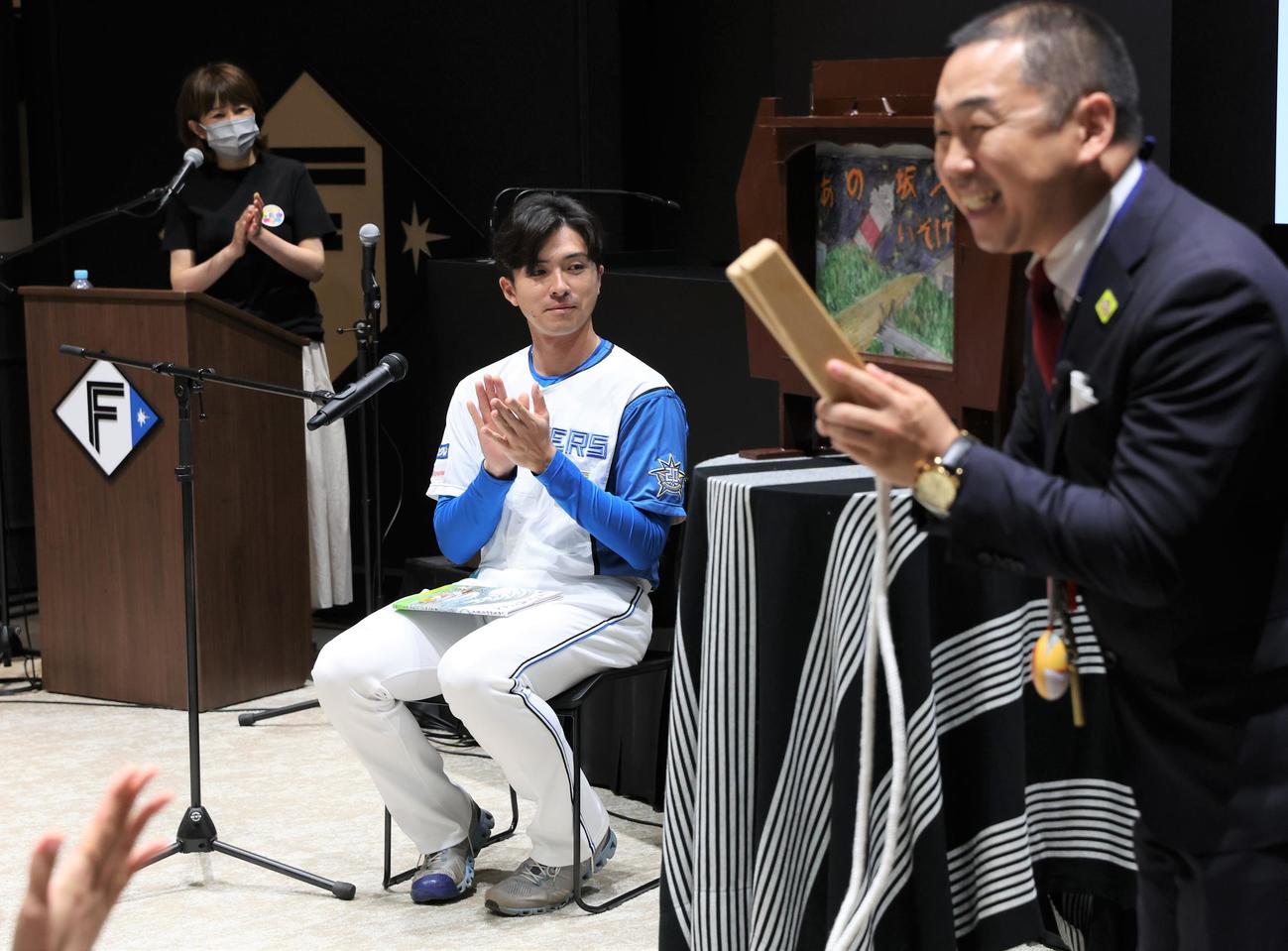 絵本の読み聞かせ会に参加した日本ハム上沢（撮影・黒川智章）