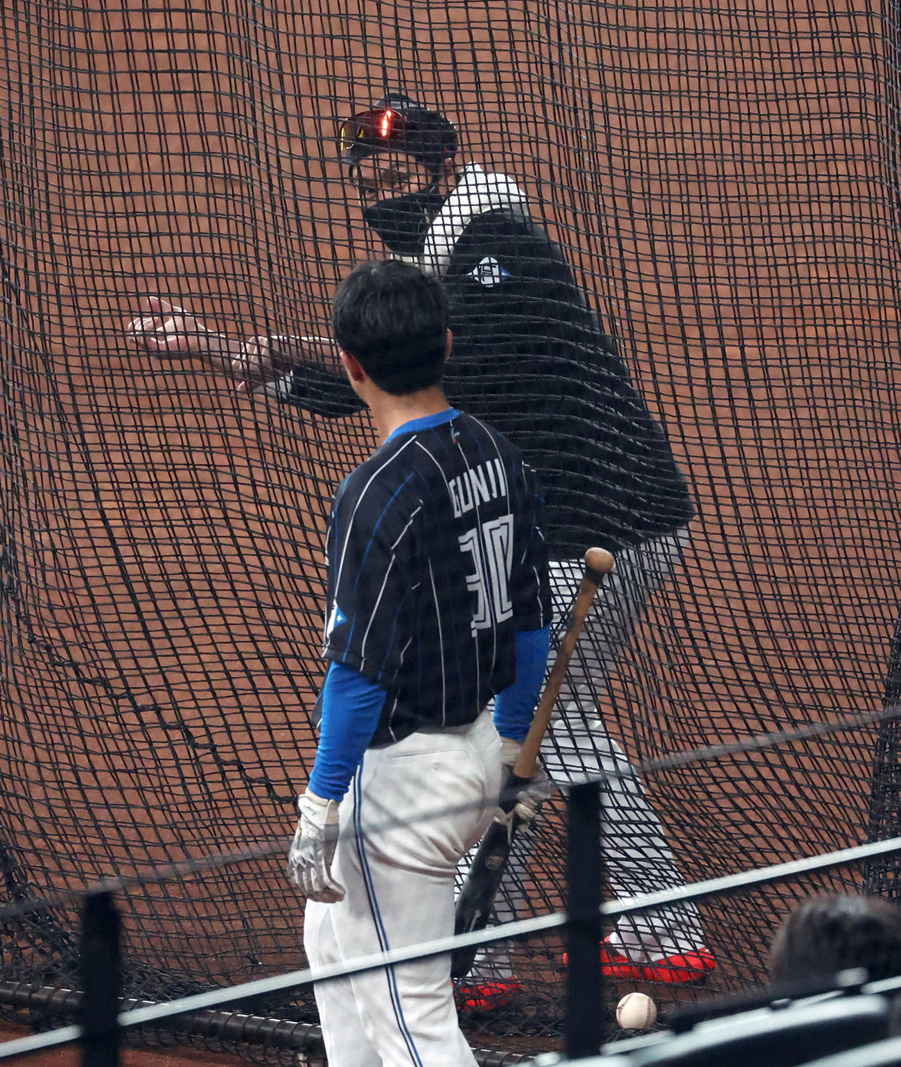 日本ハム対楽天　試合前、日本ハム郡司（左手前）にバント指導をする新庄監督（撮影・佐藤翔太）