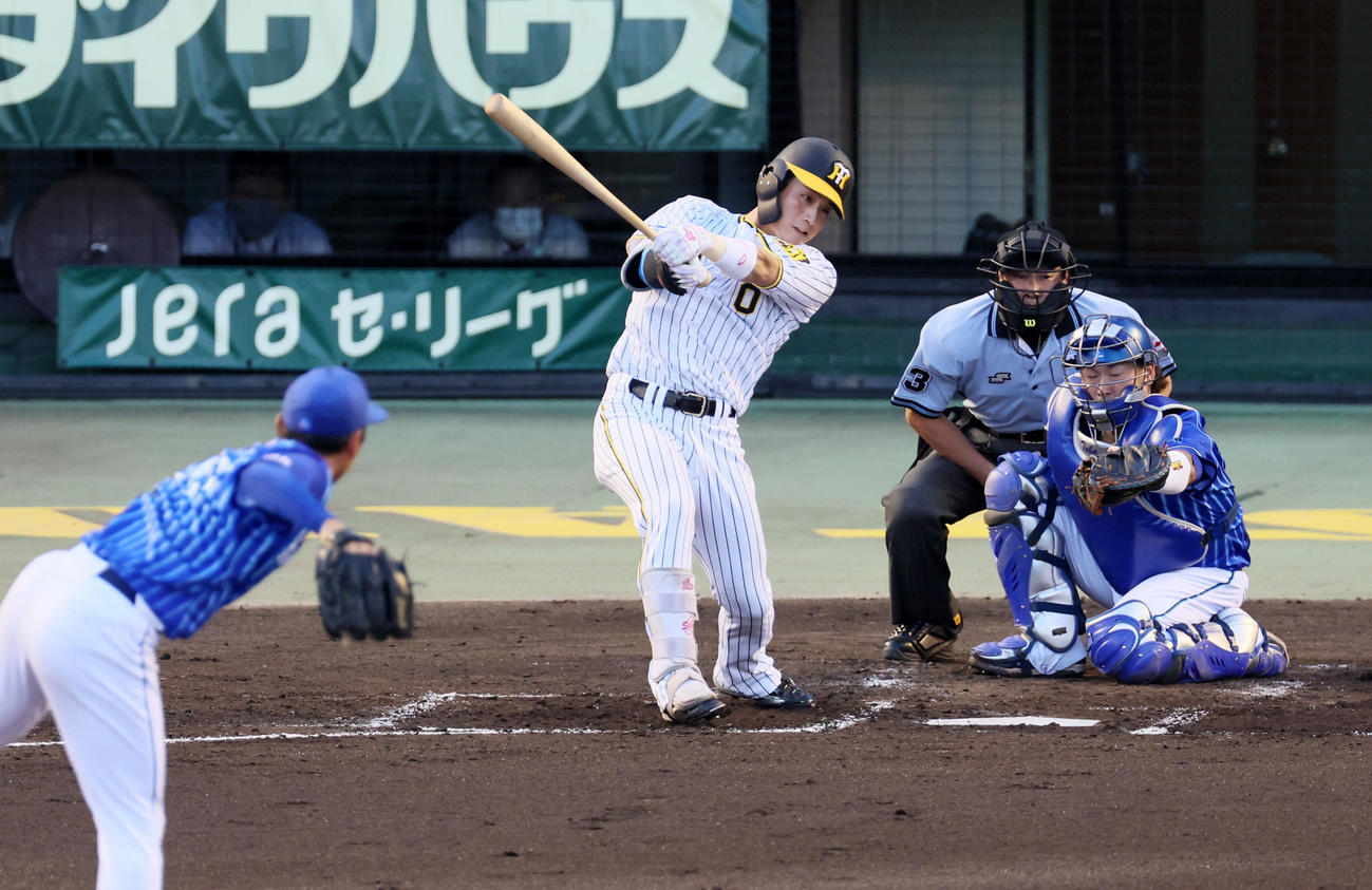 阪神対DeNA 2回裏阪神1死、木浪は左前打を放つ。投手は笠原（撮影・加藤哉）
