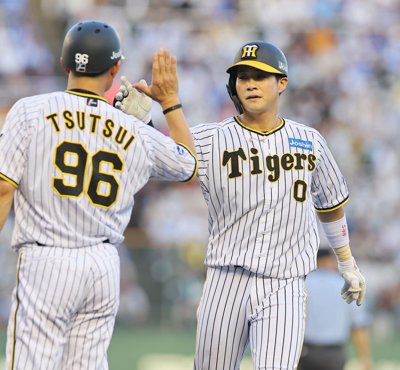阪神対DeNA 2回裏阪神1死、木浪は左前打を放つ（撮影・上田博志）