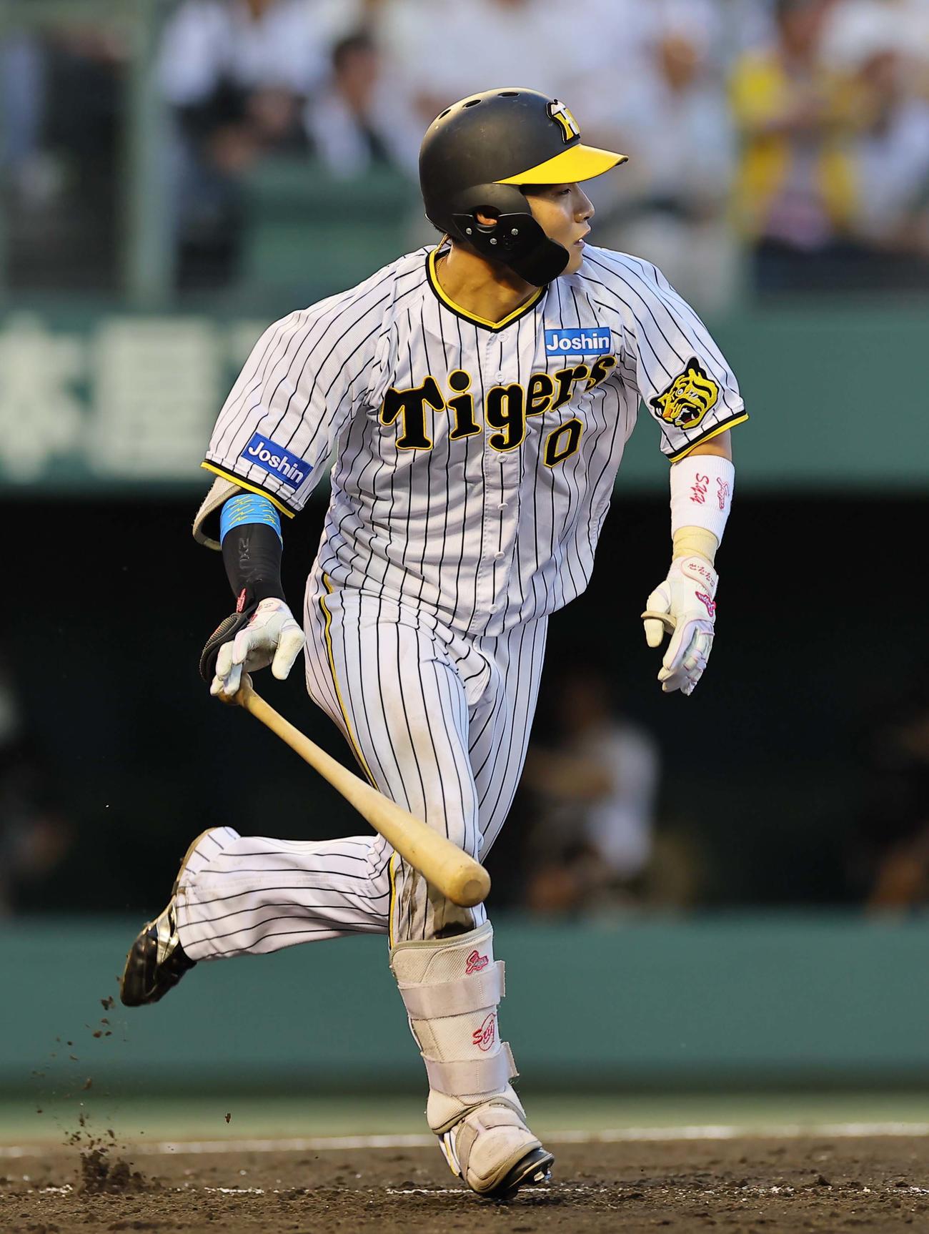 阪神対DeNA 3回裏阪神2死満塁、木浪は中越えへ先制3点適時打を放つ（撮影・上田博志）