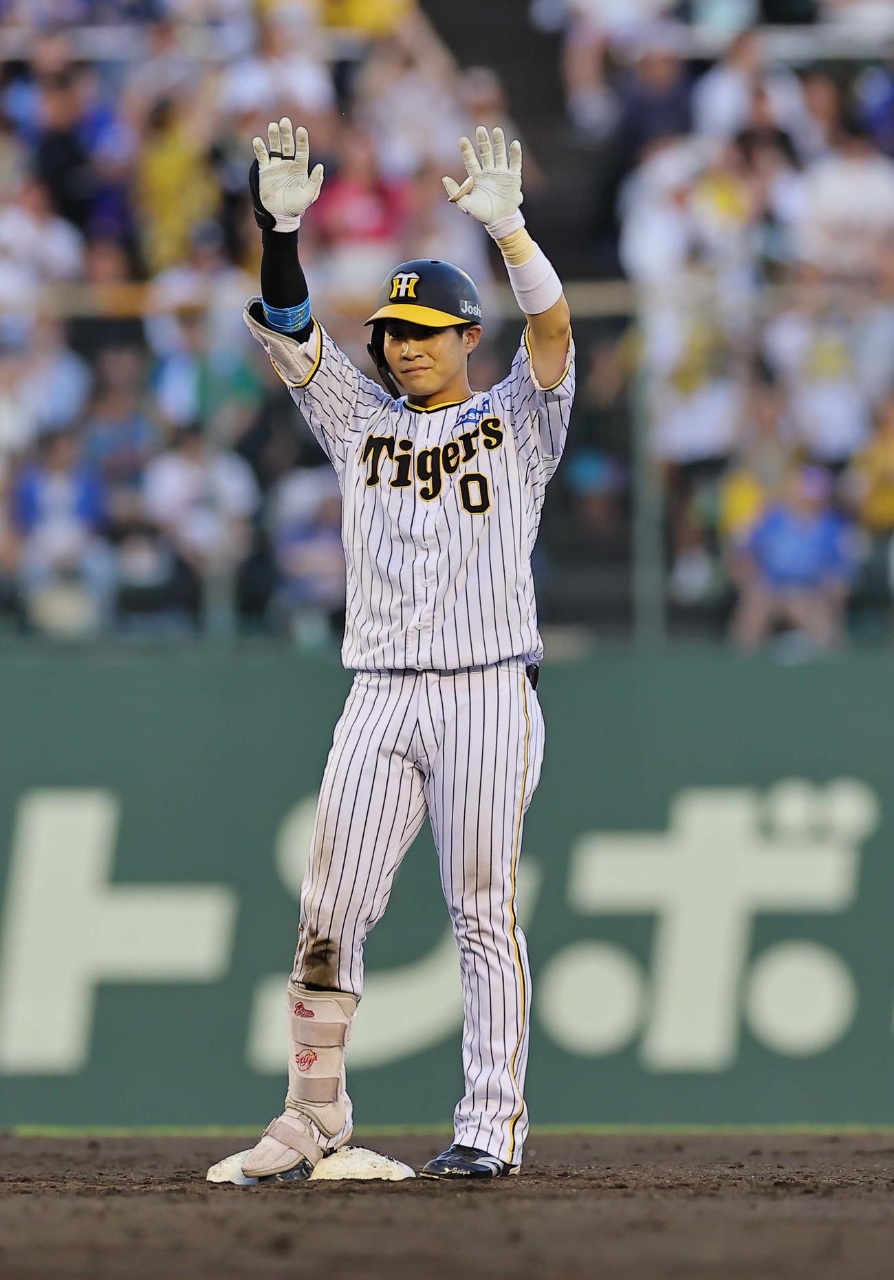 阪神対DeNA 3回裏阪神2死満塁、中越えへ先制3点適時二塁打を放った木浪は塁上でバンザイする（撮影・上田博志）