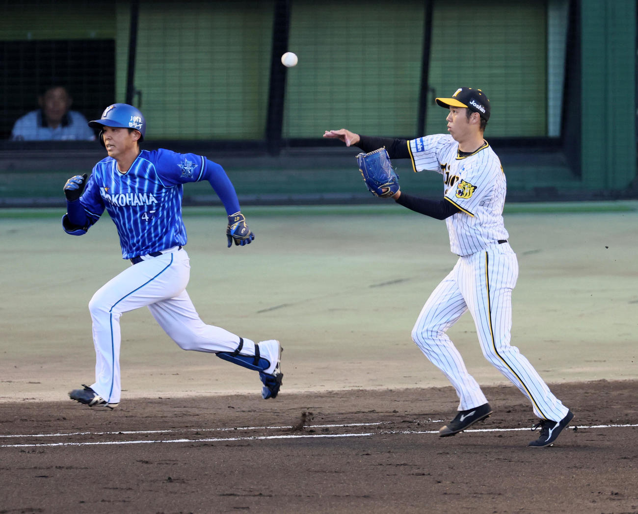 阪神対DeNA 3回表DeNA2死、笠原は投ゴロを打ち青柳が一塁へ送球（撮影・加藤哉）