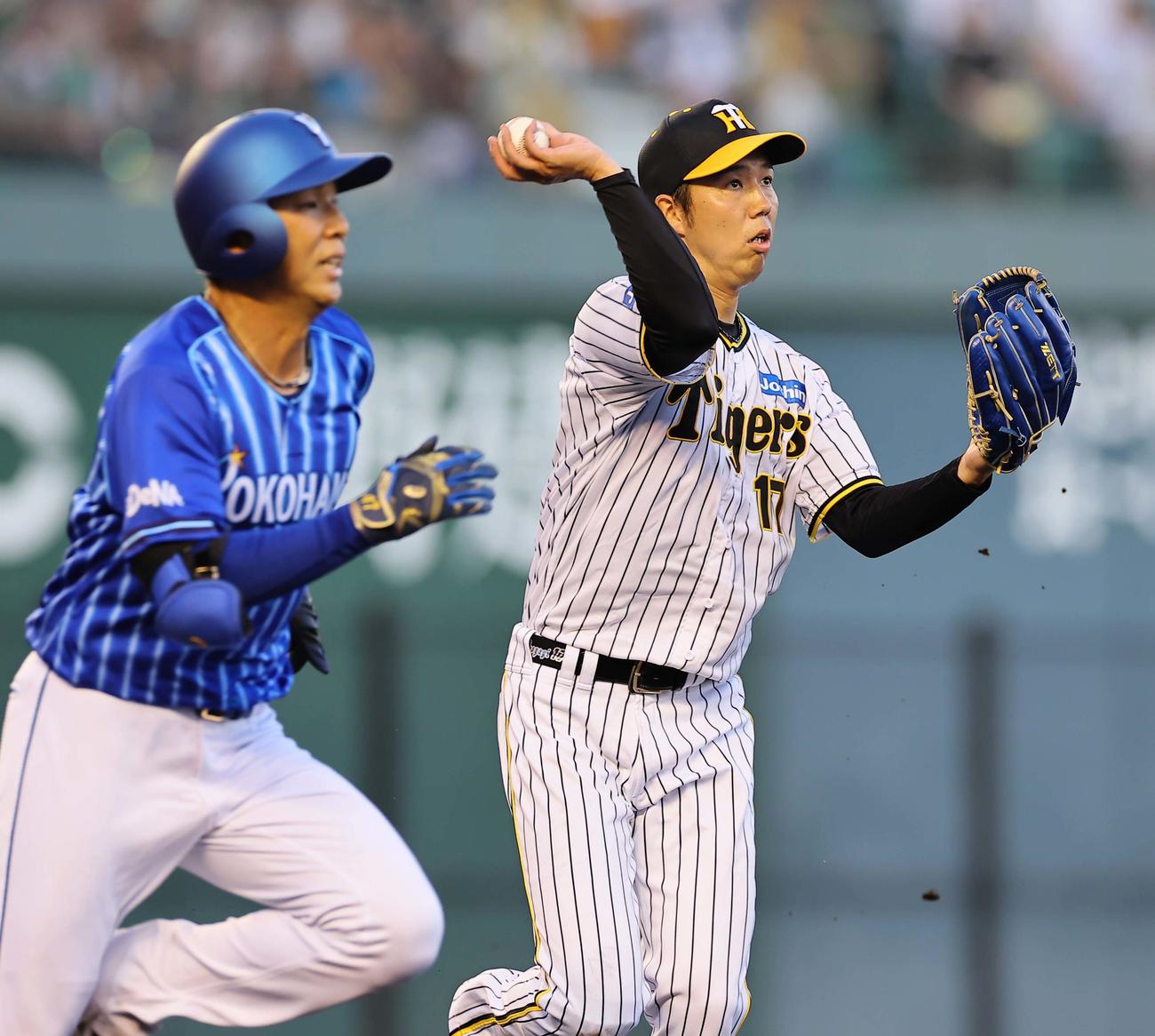 阪神対DeNA 3回表DeNA2死、笠原を投ゴロに打ち取る青柳（撮影・上田博志）