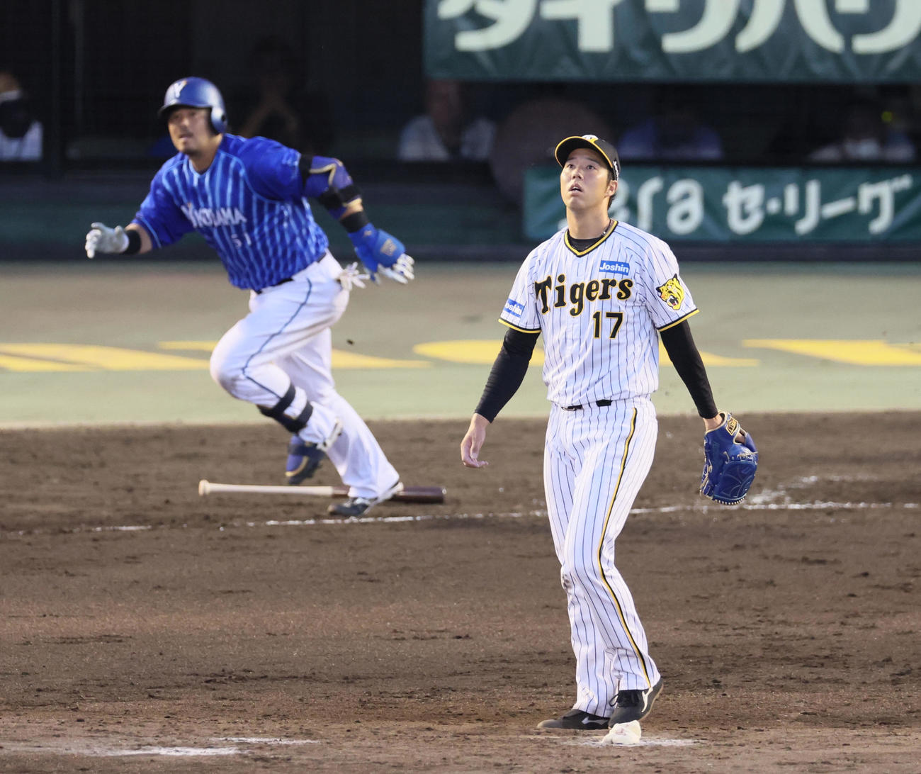 阪神対DeNA 4回表DeNA2死一、二塁、青柳は宮崎に中越え適時二塁打打たれ失点する（撮影・加藤哉）