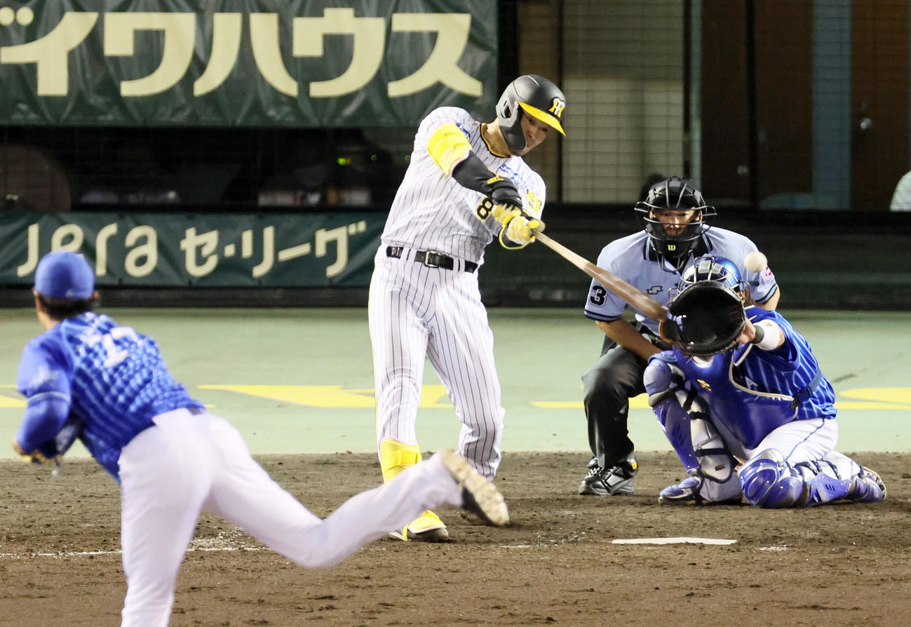 阪神対DeNA 5回裏阪神無死、佐藤輝は左前打を放つ。投手は上茶谷（撮影・加藤哉）