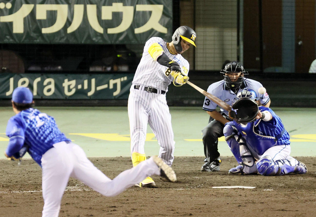 阪神対DeNA 5回裏阪神無死、佐藤輝は追加点の口火を切る左前打を放つ。投手は上茶谷（撮影・加藤哉）