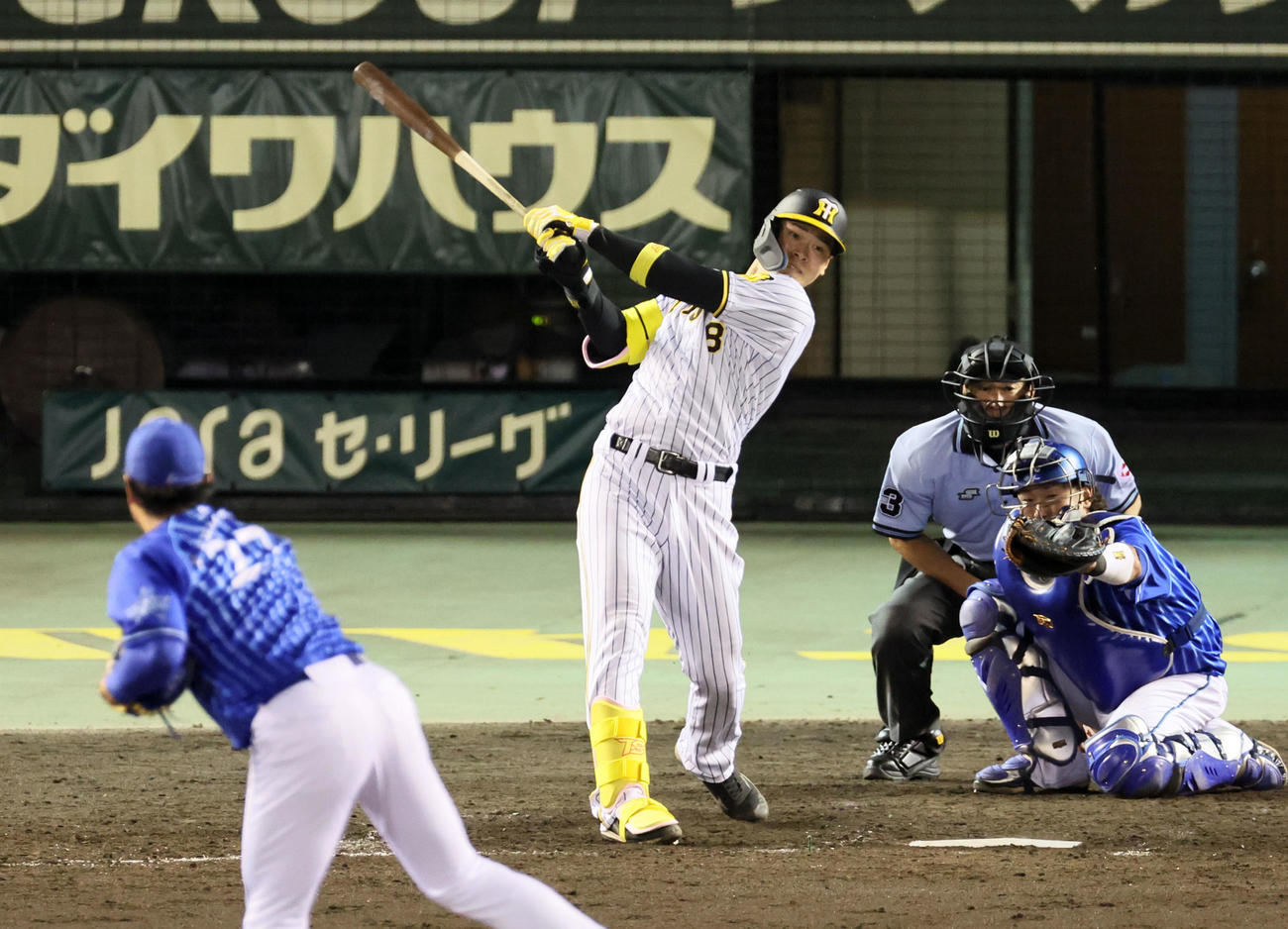 阪神対DeNA 5回裏阪神無死、佐藤輝は左前打を放つ。投手は上茶谷（撮影・加藤哉）