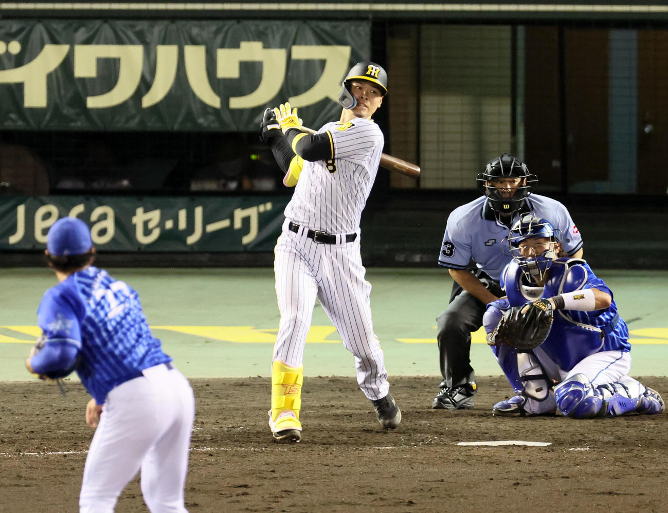 阪神対DeNA 5回裏阪神無死、佐藤輝は左前打を放つ。投手は上茶谷（撮影・加藤哉）