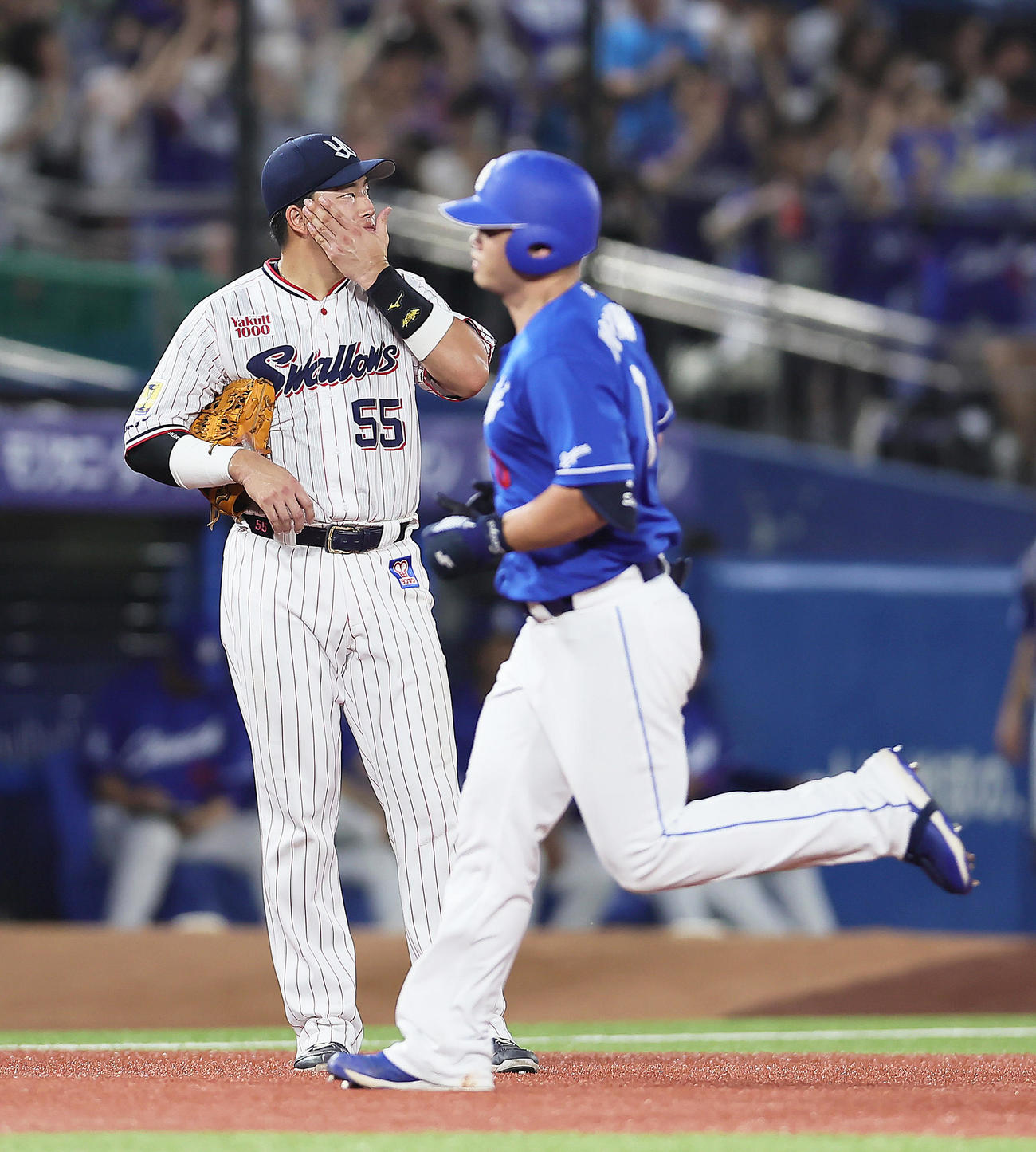 ヤクルト対中日　6回表中日1死一塁、細川（右）の右越え2点本塁打に渋い顔を見せる村上（撮影・足立雅史）