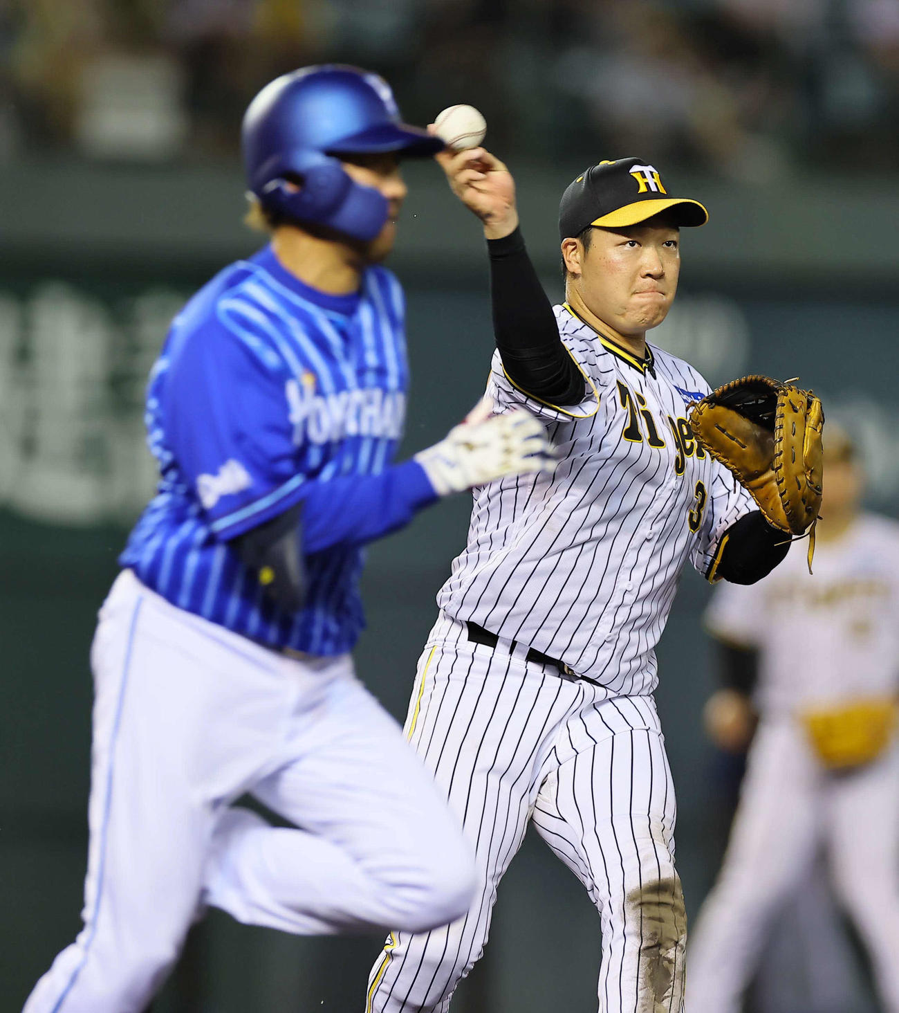 阪神対DeNA 5回表DeNA1死二、三塁、藤田は一ゴロで凡退（撮影・上田博志）