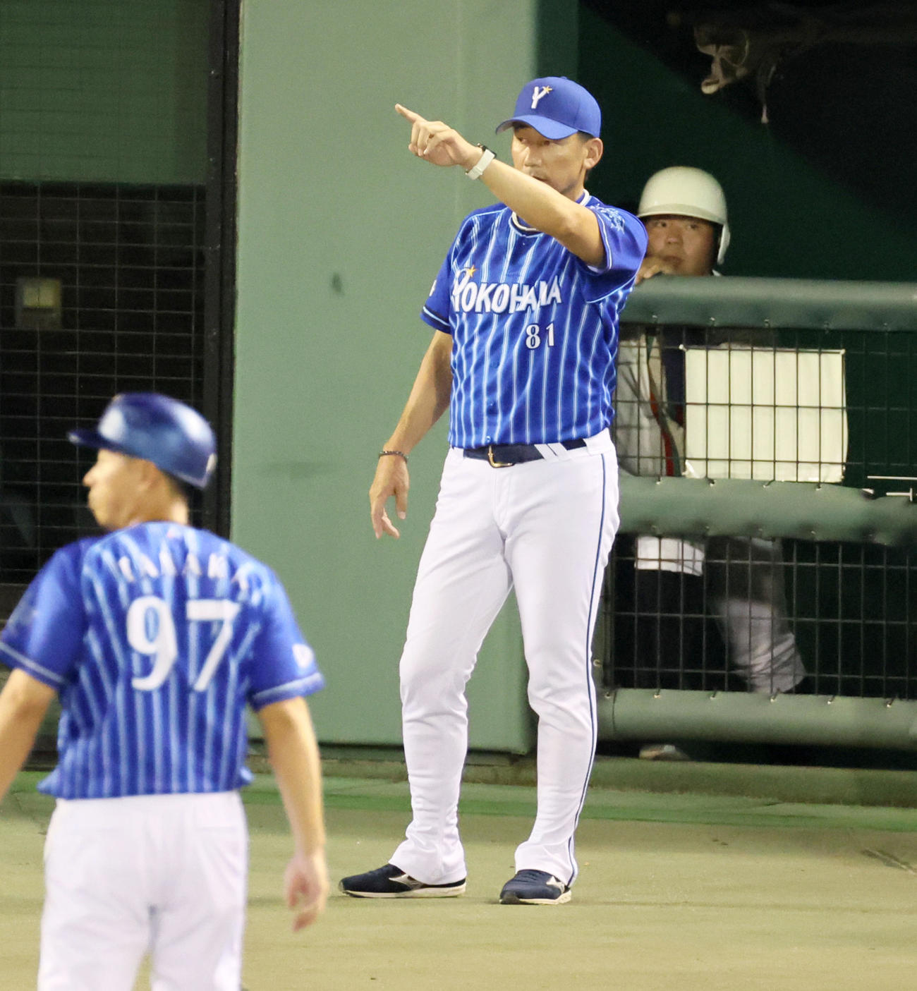 阪神対DeNA 6回表を終え選手交代を告げる三浦監督（撮影・加藤哉）