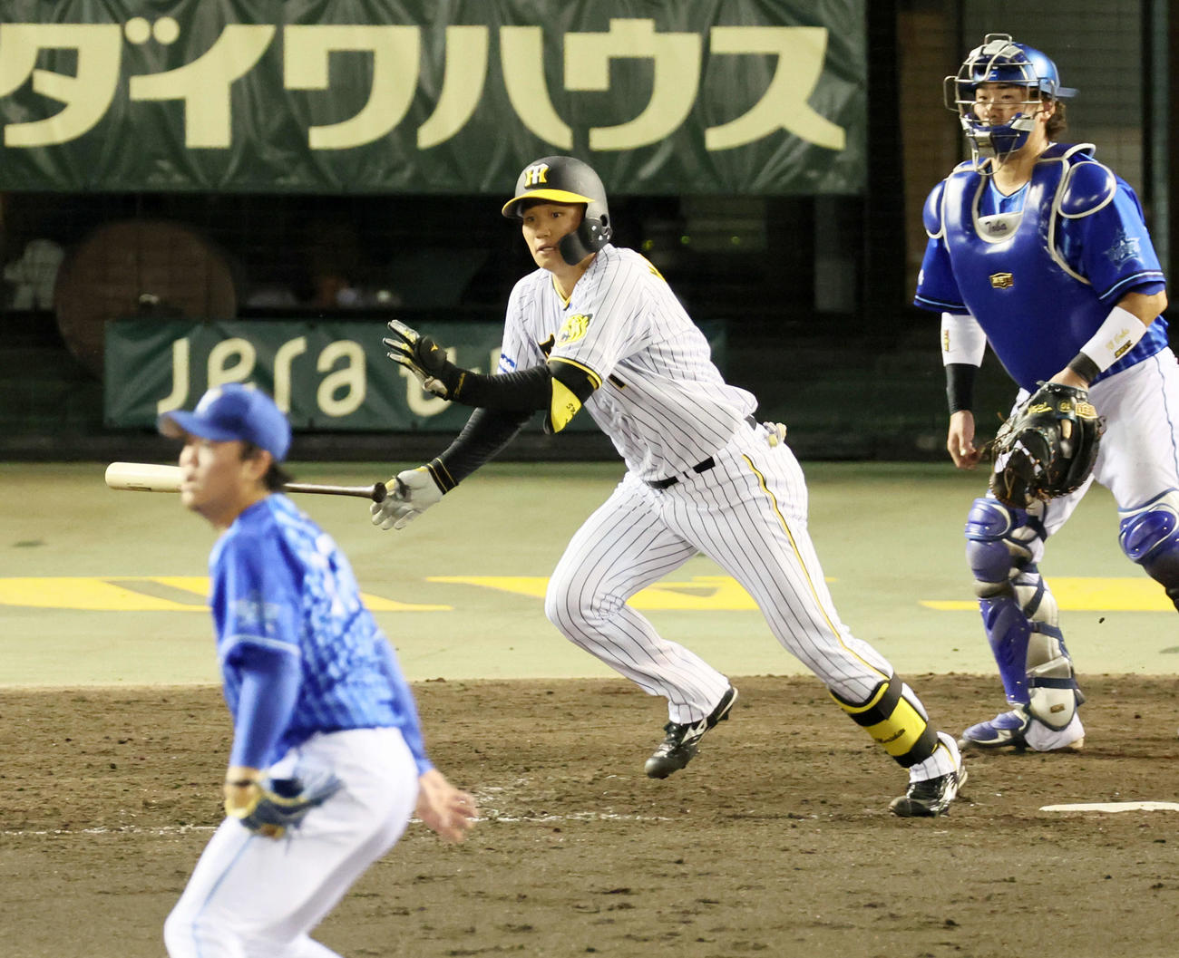 阪神対DeNA 5回裏阪神2死二塁、森下は右適時打を放つ。投手は上茶谷（撮影・加藤哉）