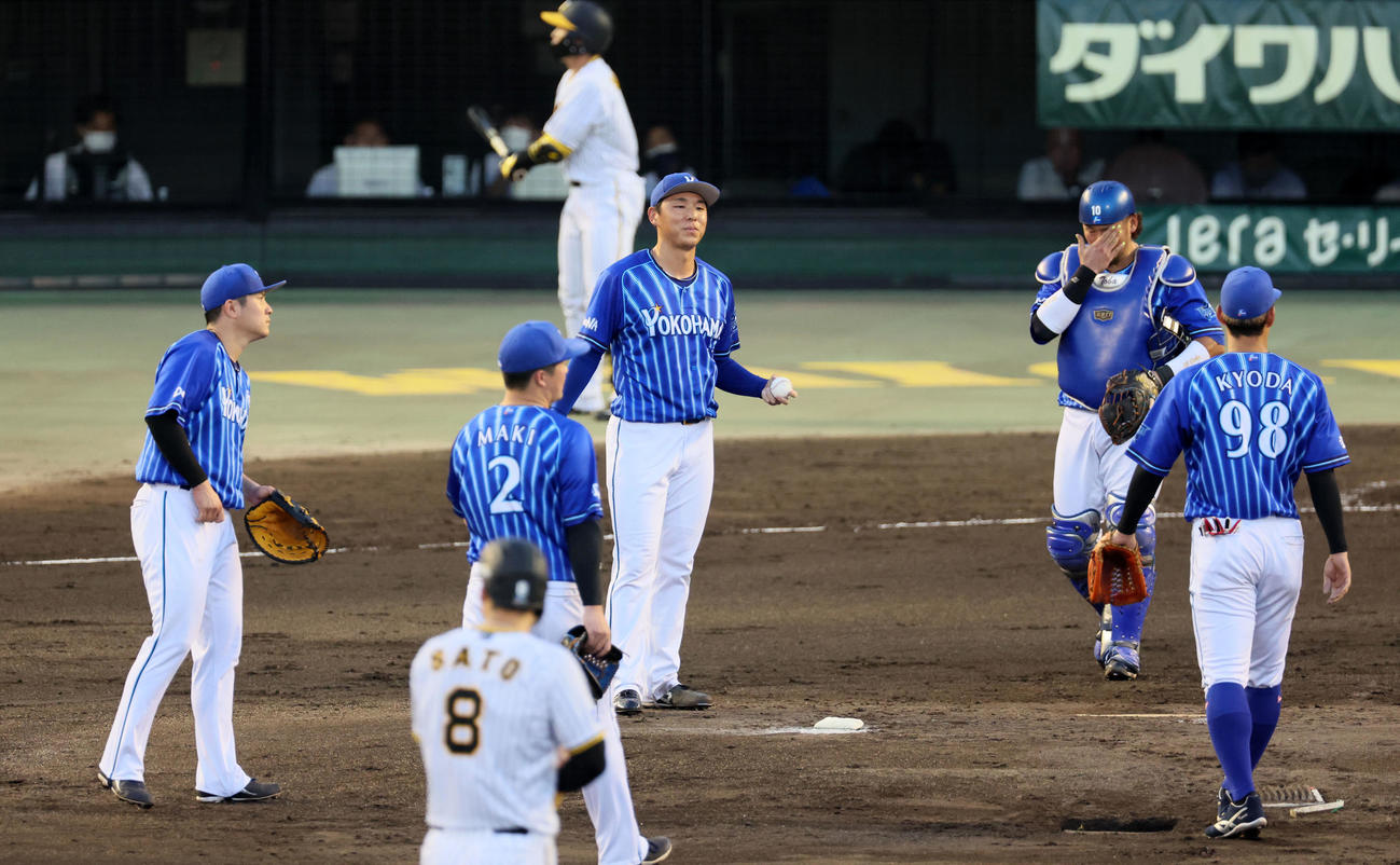 阪神対DeNA 3回裏阪神1死満塁、満塁となりマウンドに集まるDeNAナインと笠原（撮影・加藤哉）