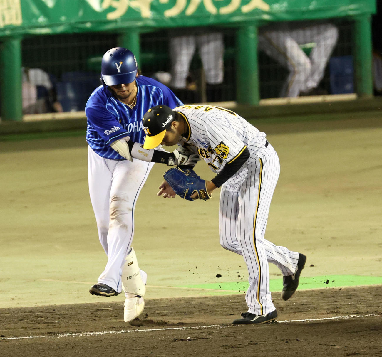阪神対DeNA 7回表DeNA2死、一ゴロのベースカバーに入った青柳（右）に打者走者戸柱が接触（撮影・加藤哉）