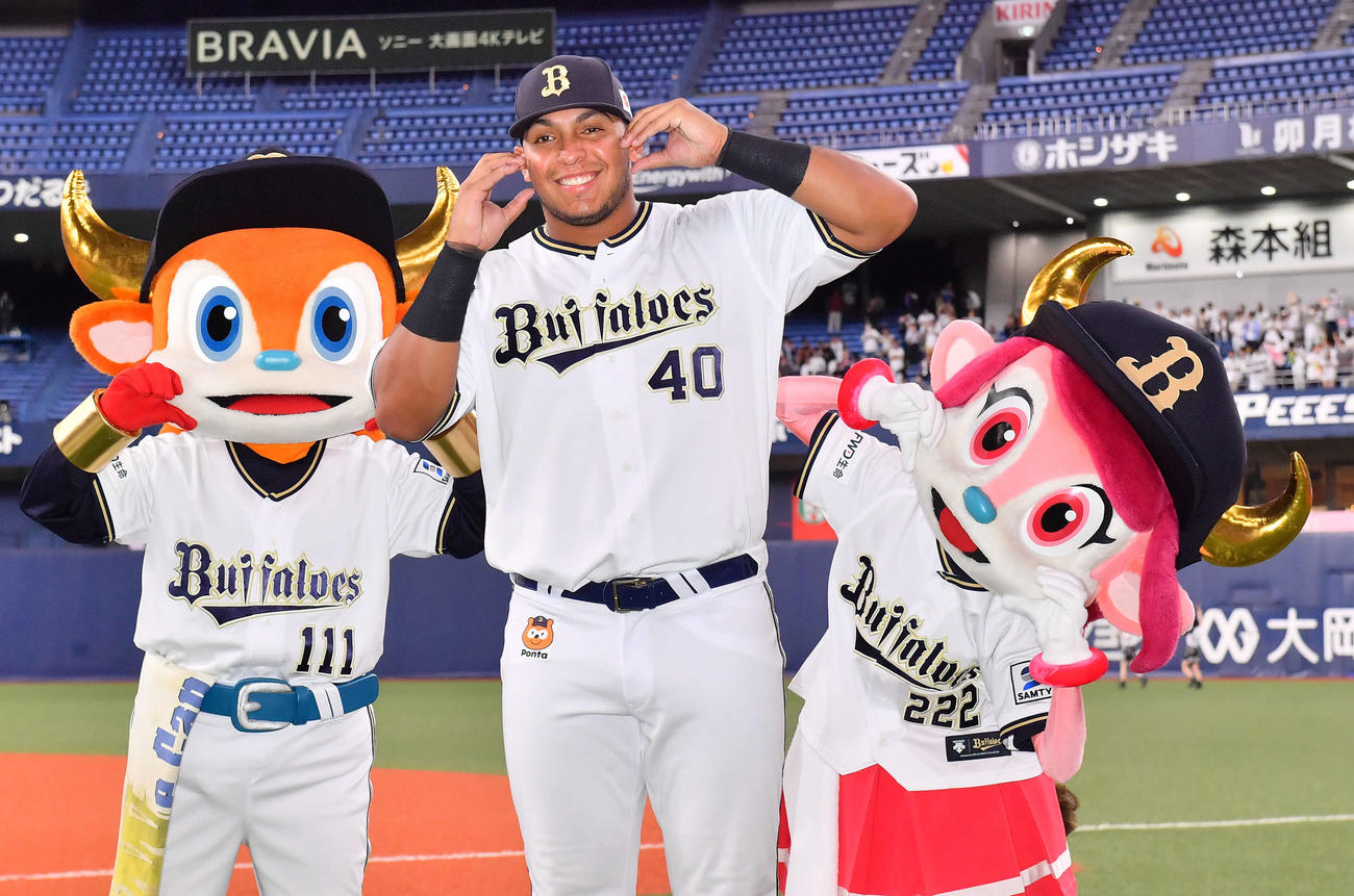 オリックス対ロッテ　ヒーローインタビュー後、ポーズを取るセデーニョ（撮影・和賀正仁）