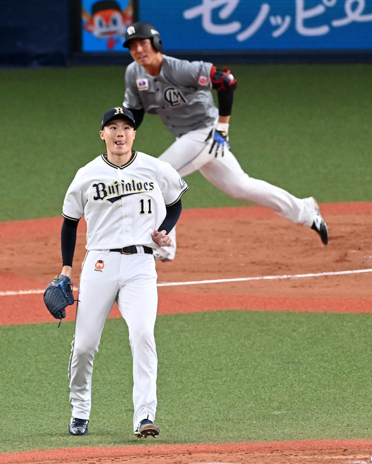 オリックス対ロッテ　4回表ロッテ1死一、二塁、茶谷に中前適時打を打たれたオリックス先発の山崎福（撮影・前岡正明）