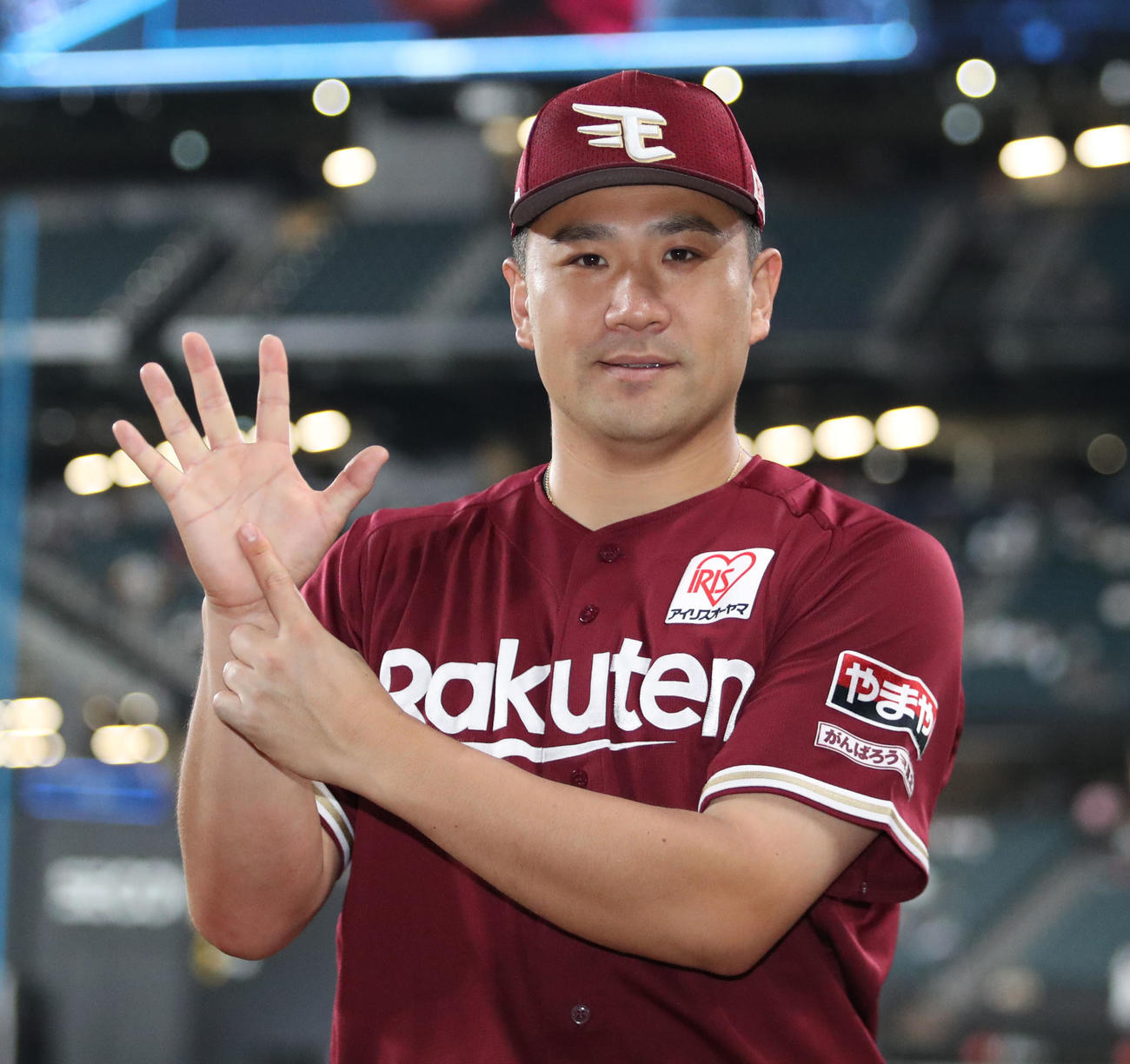 日本ハム対楽天　球団初の先発6人連続勝利と今季6連勝を決めで「6」ポーズをとる楽天田中将（撮影・佐藤翔太）