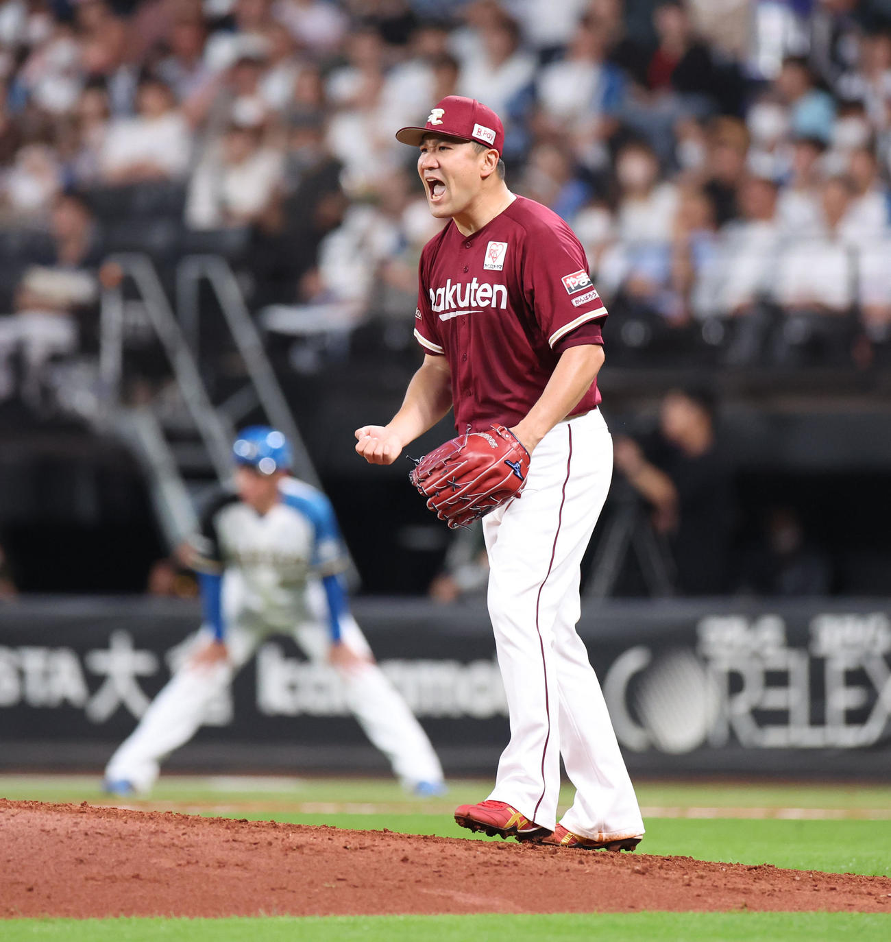 日本ハム対楽天　5回裏日本ハム無死一塁、郡司を併殺打に仕留め雄たけびを上げる田中将（撮影・佐藤翔太）