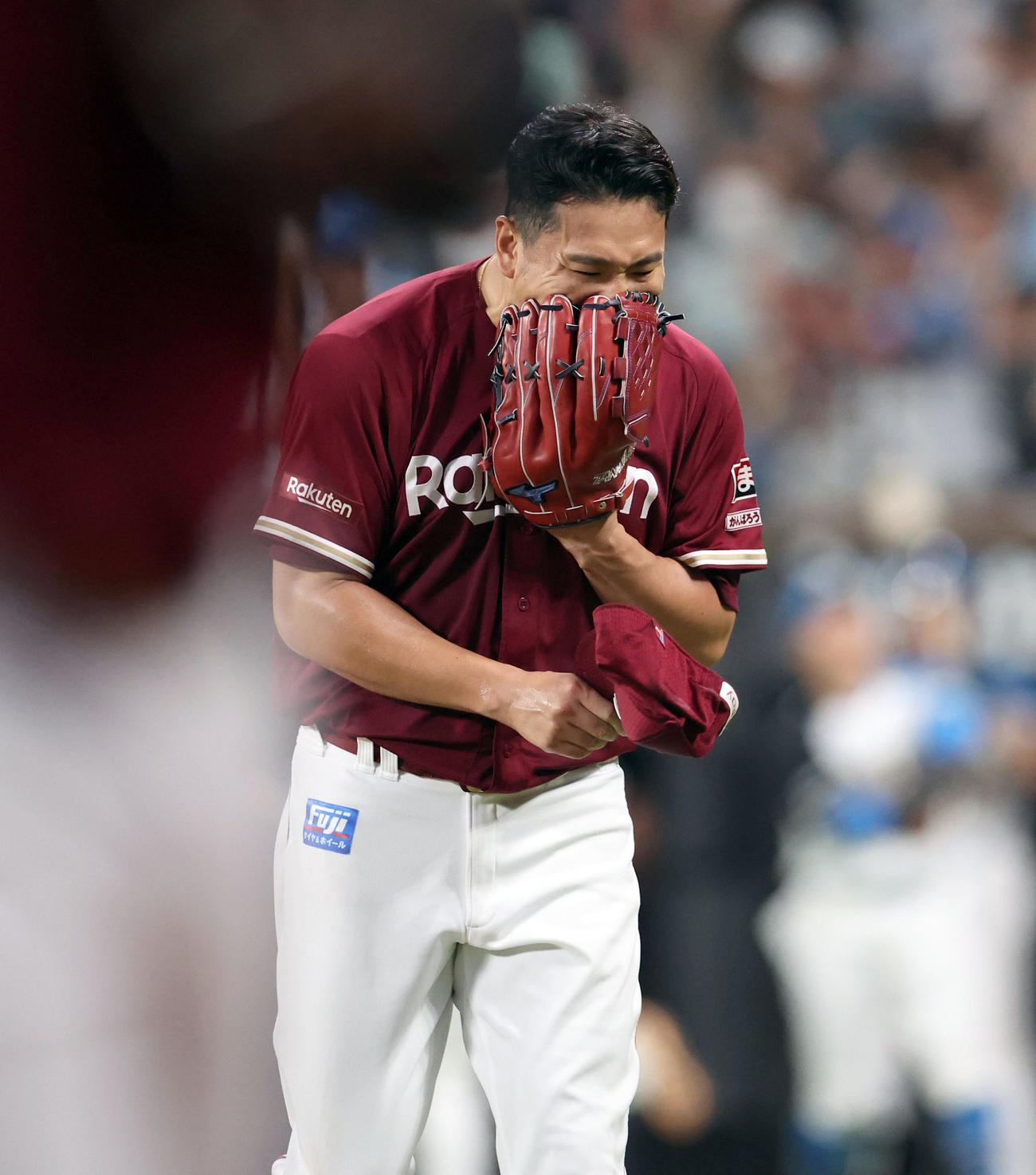 日本ハム対楽天　5回裏、グラブを口に当てながらベンチに戻る田中将（撮影・佐藤翔太）