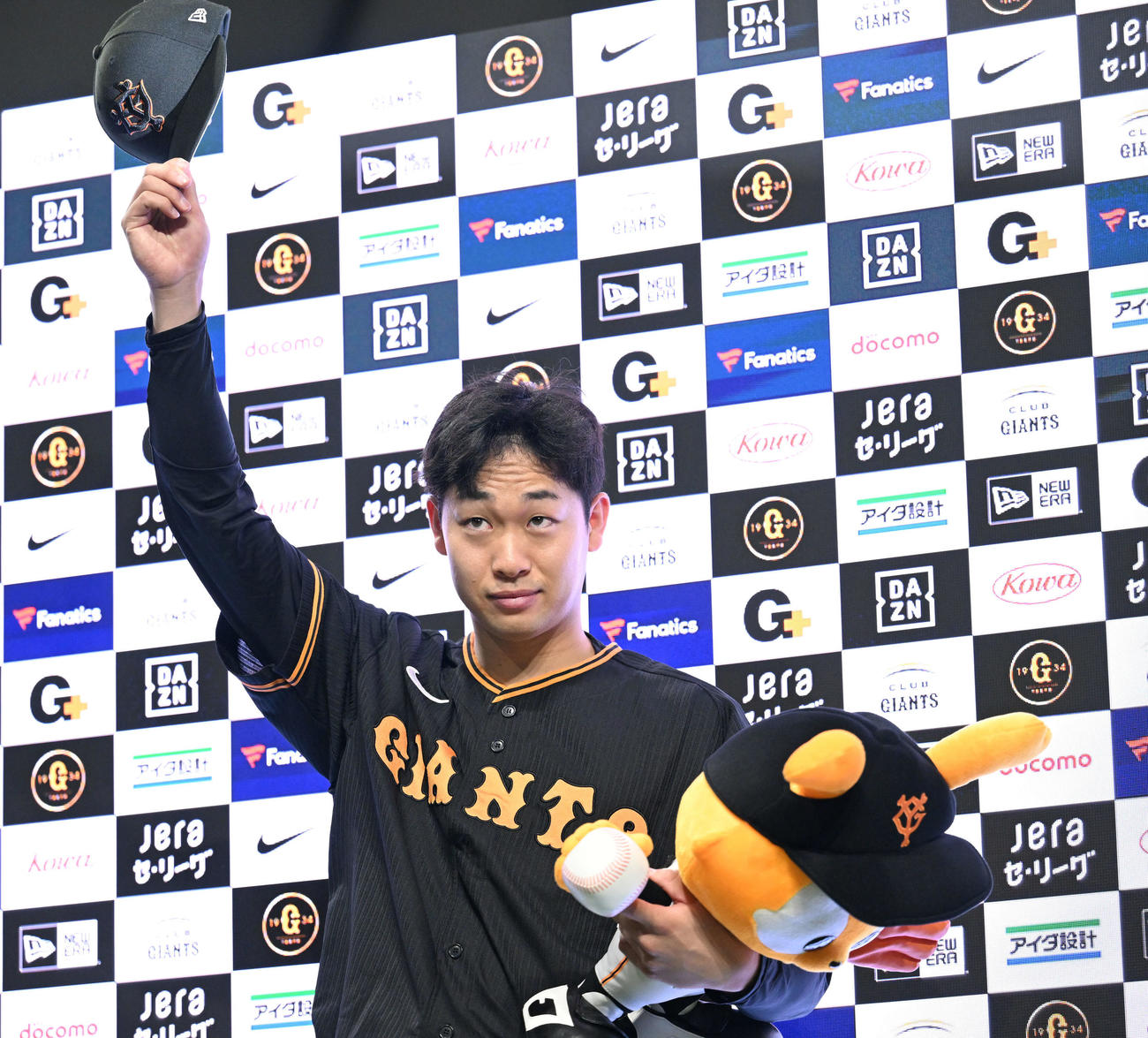 巨人対広島　ヒーローインタビューを終えファンの声援に応じる巨人山崎伊（撮影・滝沢徹郎）