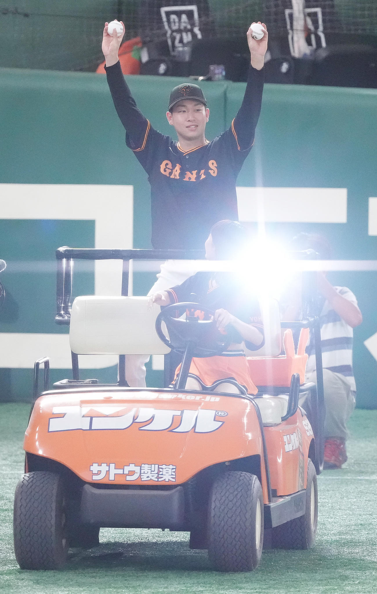 巨人対広島　勝利投手の巨人山崎伊は笑顔でバンザイ（撮影・鈴木みどり）