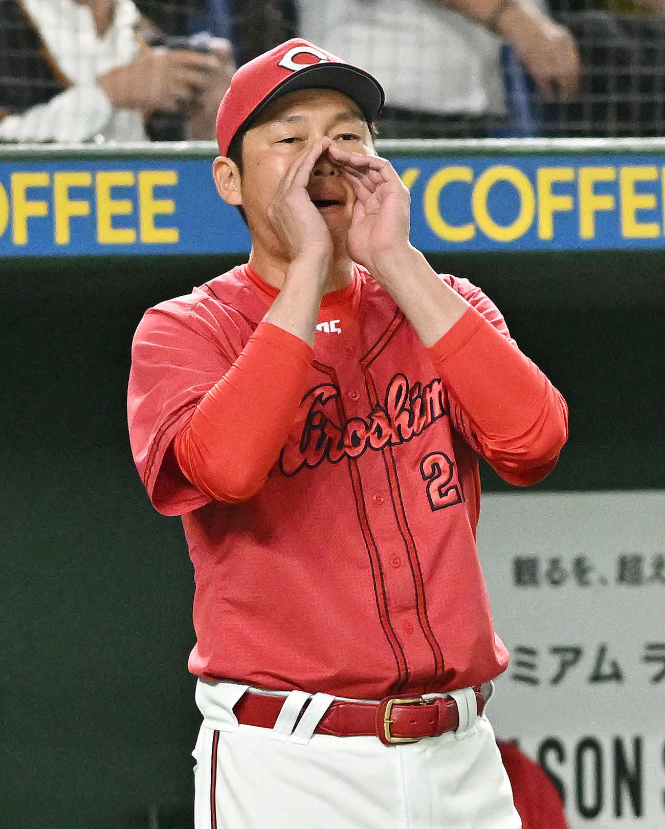 巨人対広島　交代を伝える広島新井監督（撮影・滝沢徹郎）