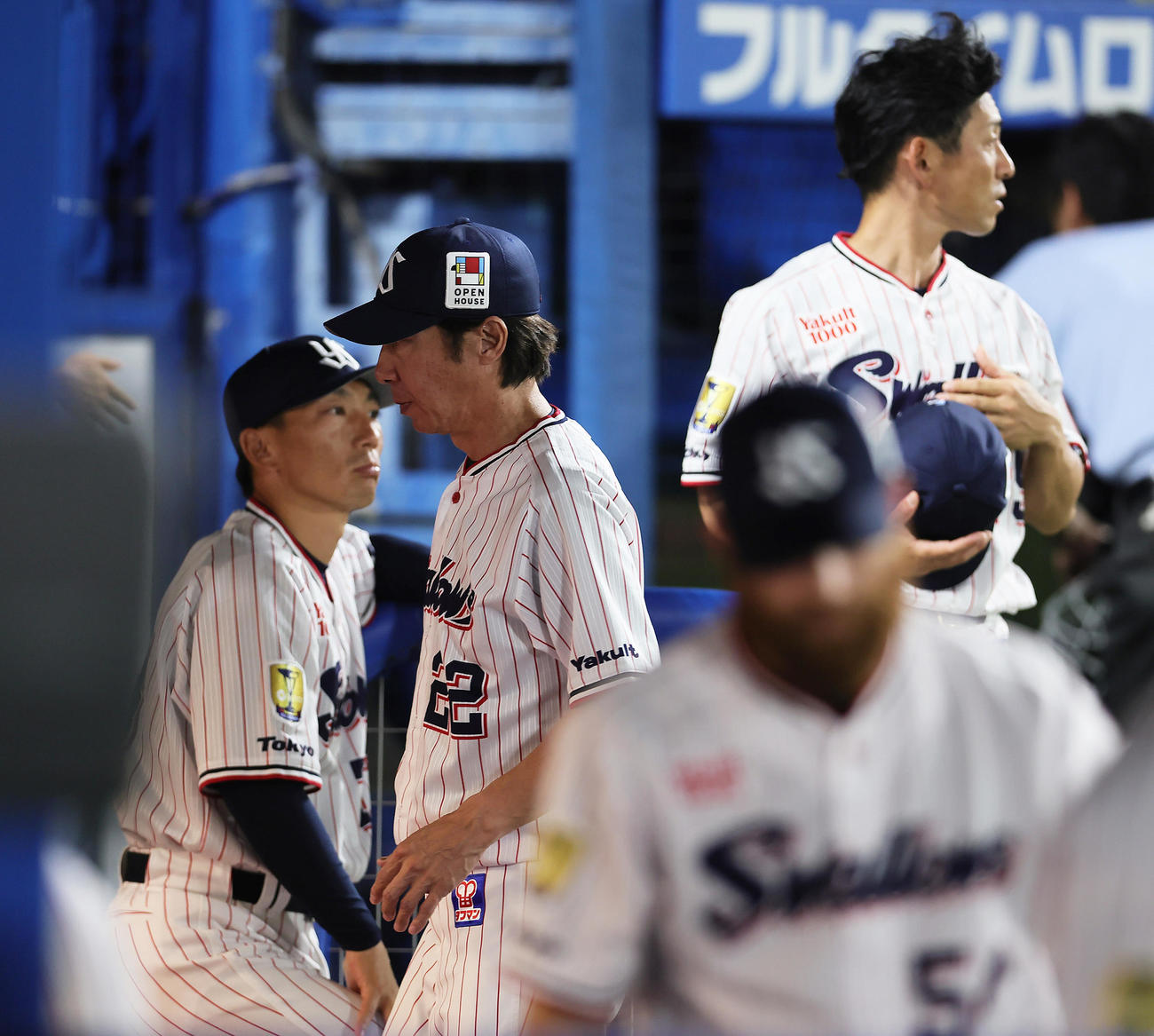 ヤクルト対中日　選手交代を告げベンチに戻るヤクルト高津監督（左から2人目）（撮影・足立雅史）