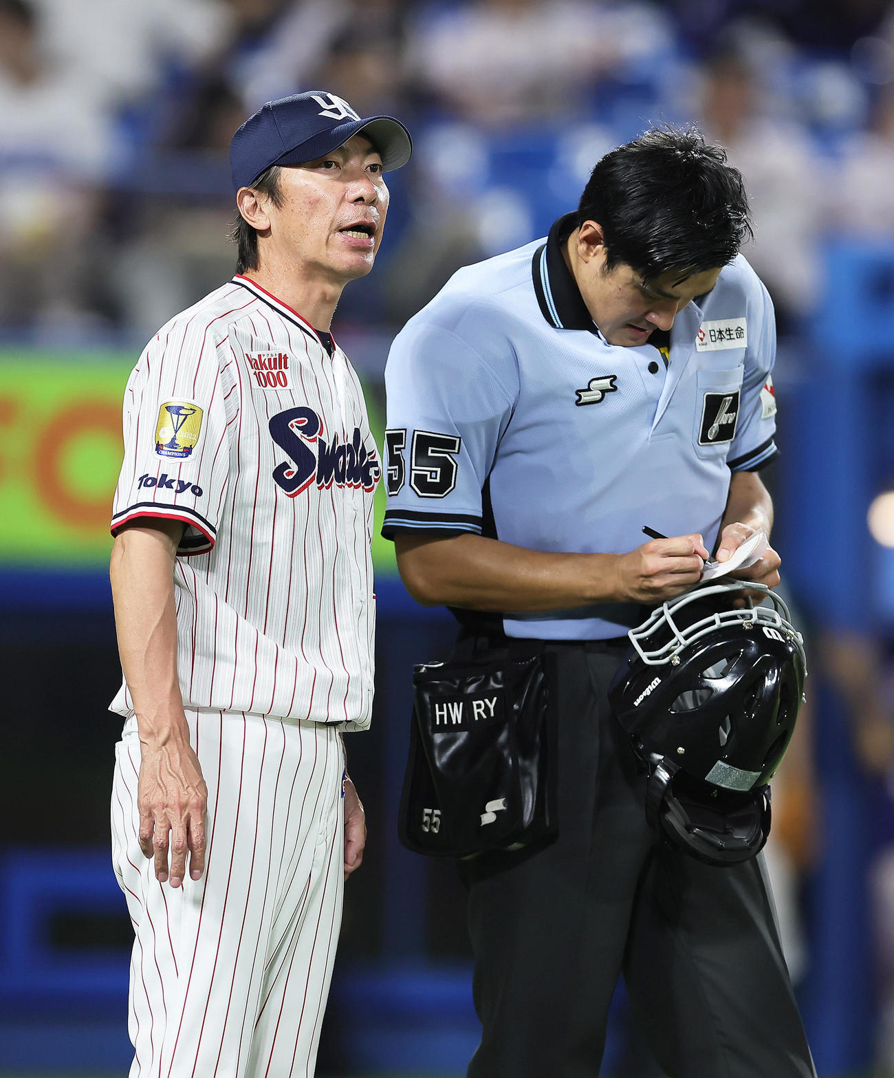 ヤクルト対中日　選手交代を告げるヤクルト高津監督（撮影・足立雅史）