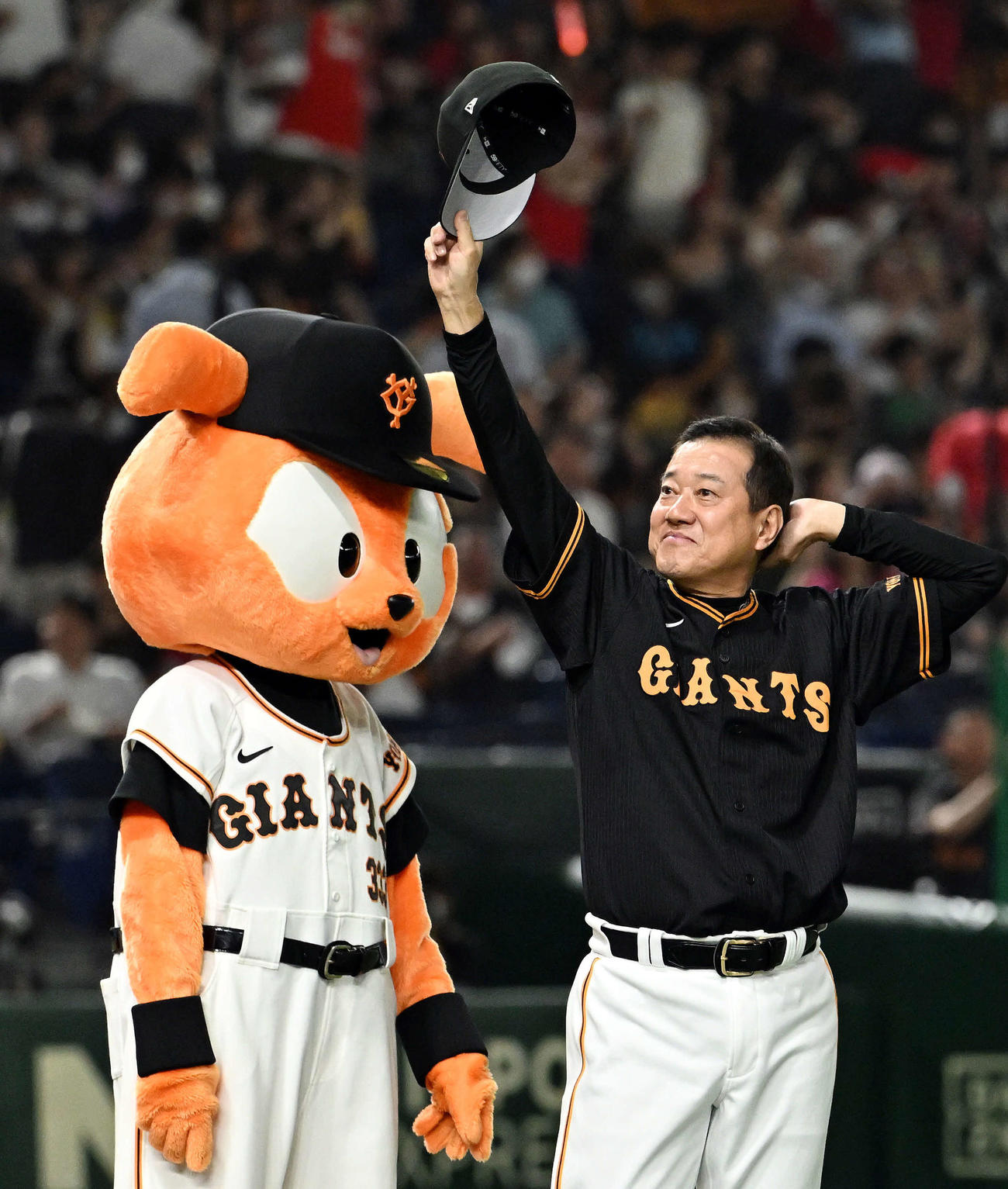 巨人対広島　試合後、ファンに手を振る巨人原監督（撮影・滝沢徹郎）