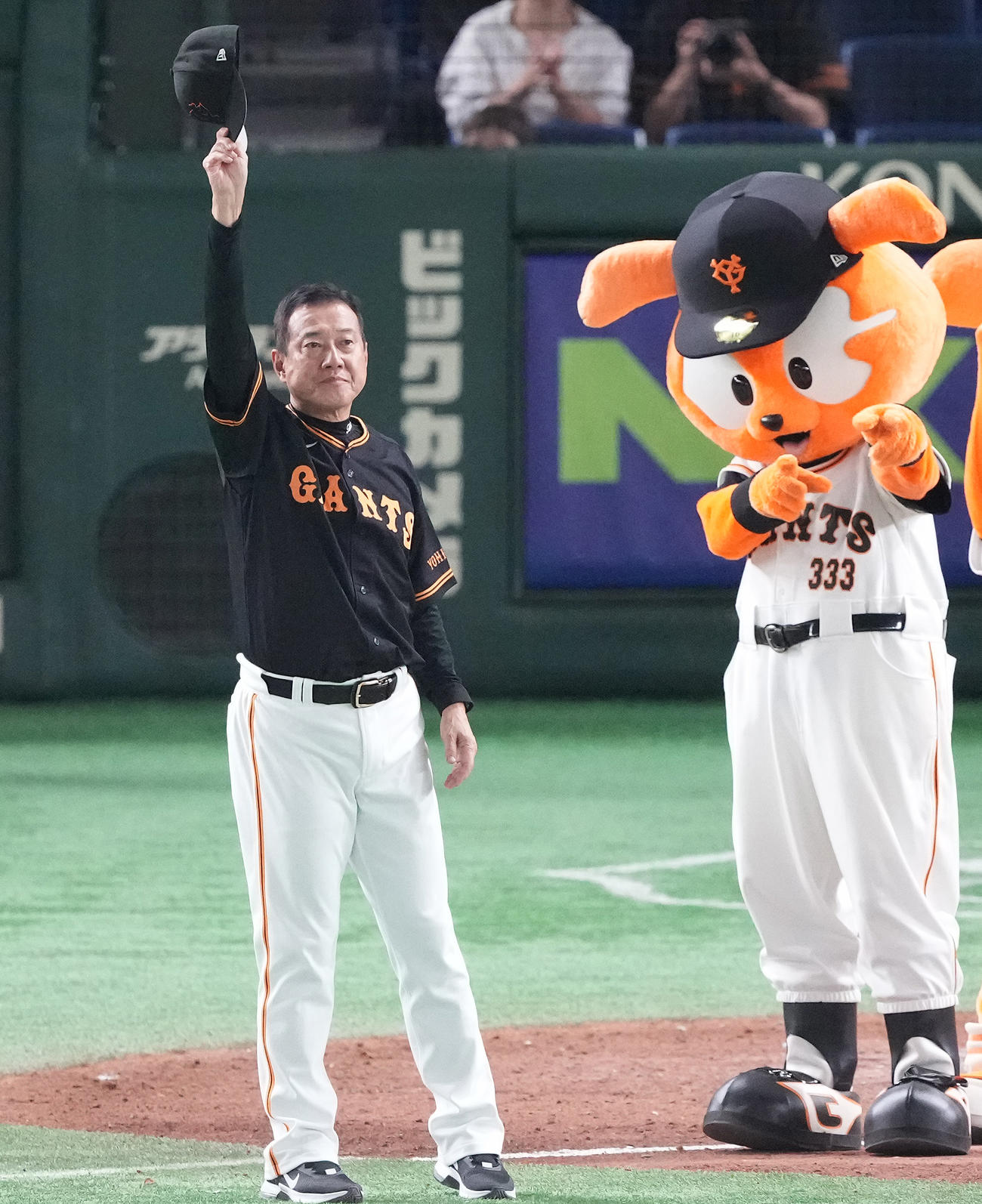 巨人対広島　広島に勝利しファンの声援に応える巨人原監督（撮影・鈴木みどり）