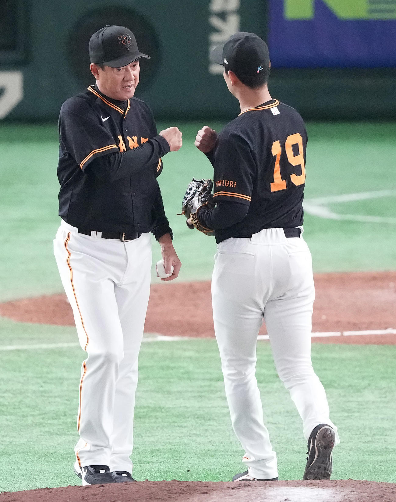 巨人対広島　8回表途中、降板する先発山崎伊（右）とタッチを交わす巨人原監督（撮影・鈴木みどり）