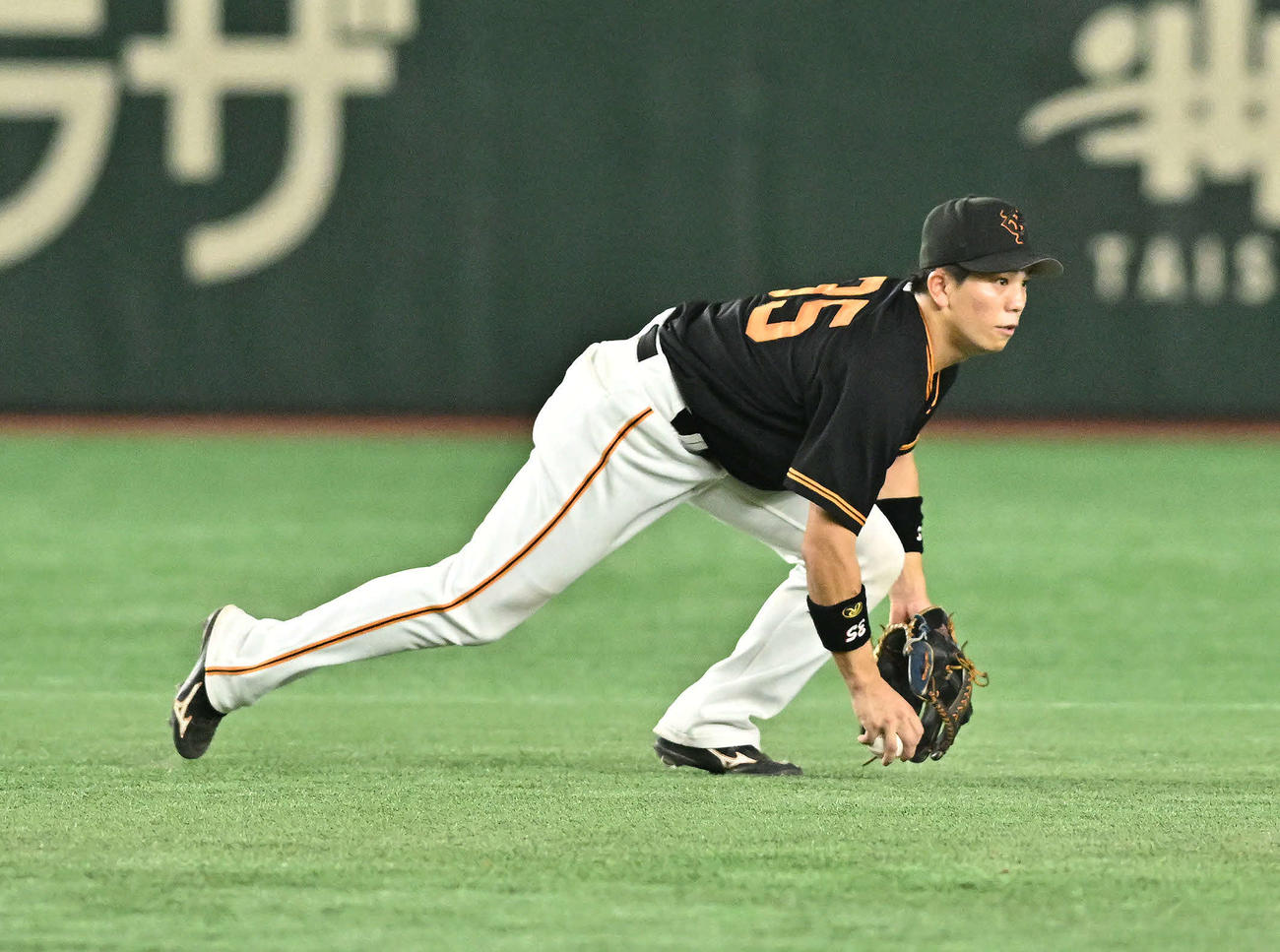 巨人対広島　9回表広島1死一塁、上本の打球をさばく遊撃手門脇は故意落球の判定を取られる（撮影・滝沢徹郎）