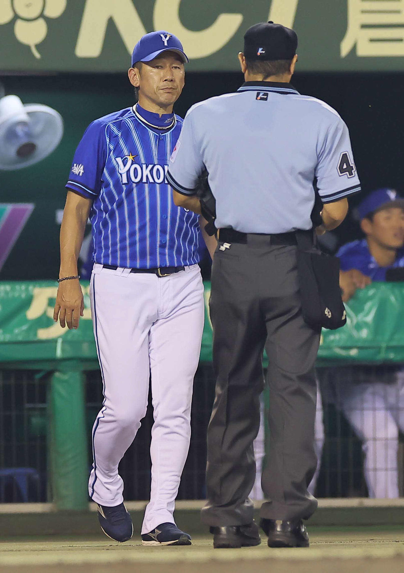 阪神対DeNA　選手交代を告げる三浦監督（撮影・上田博志）