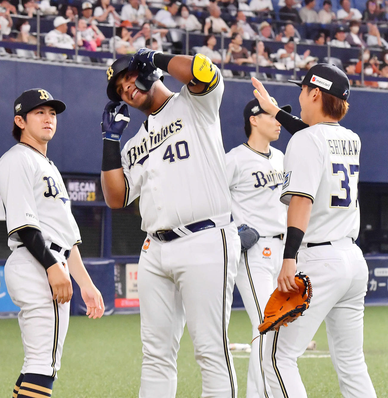 オリックス対ロッテ　3回裏オリックス2死満塁、右越え満塁本塁打を放ったセデーニョはベンチ前でポーズ（撮影・和賀正仁）