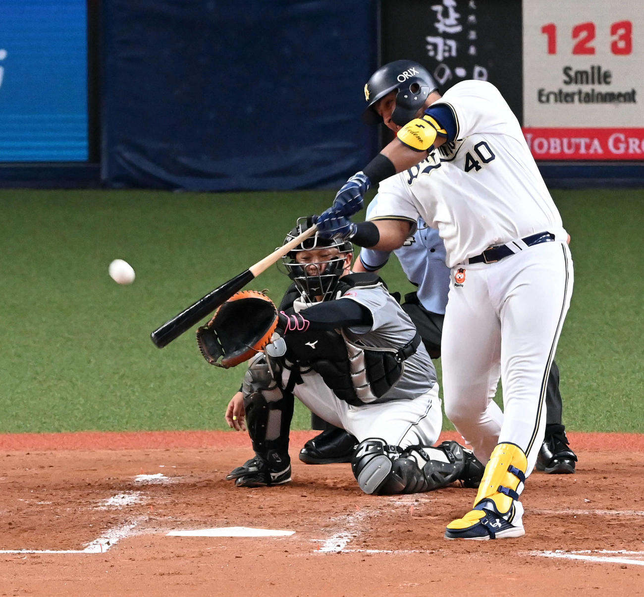 オリックス対ロッテ　3回裏オリックス2死満塁、セデーニョは右越え先制満塁本塁打を放つ（撮影・前岡正明）