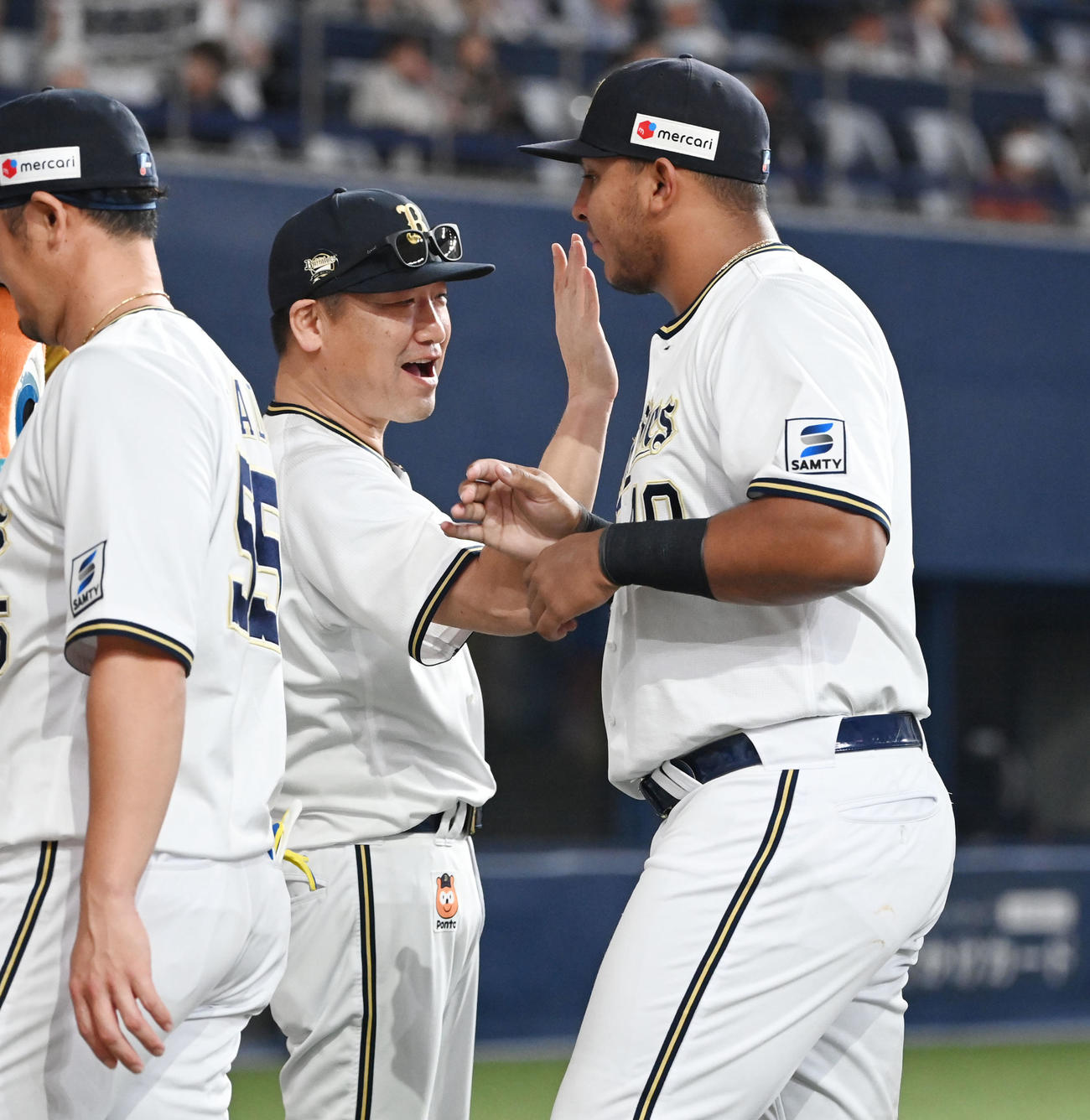 オリックス対ロッテ　ロッテに勝利しセデーニョとタッチするオリックス中嶋監督（撮影・和賀正仁）