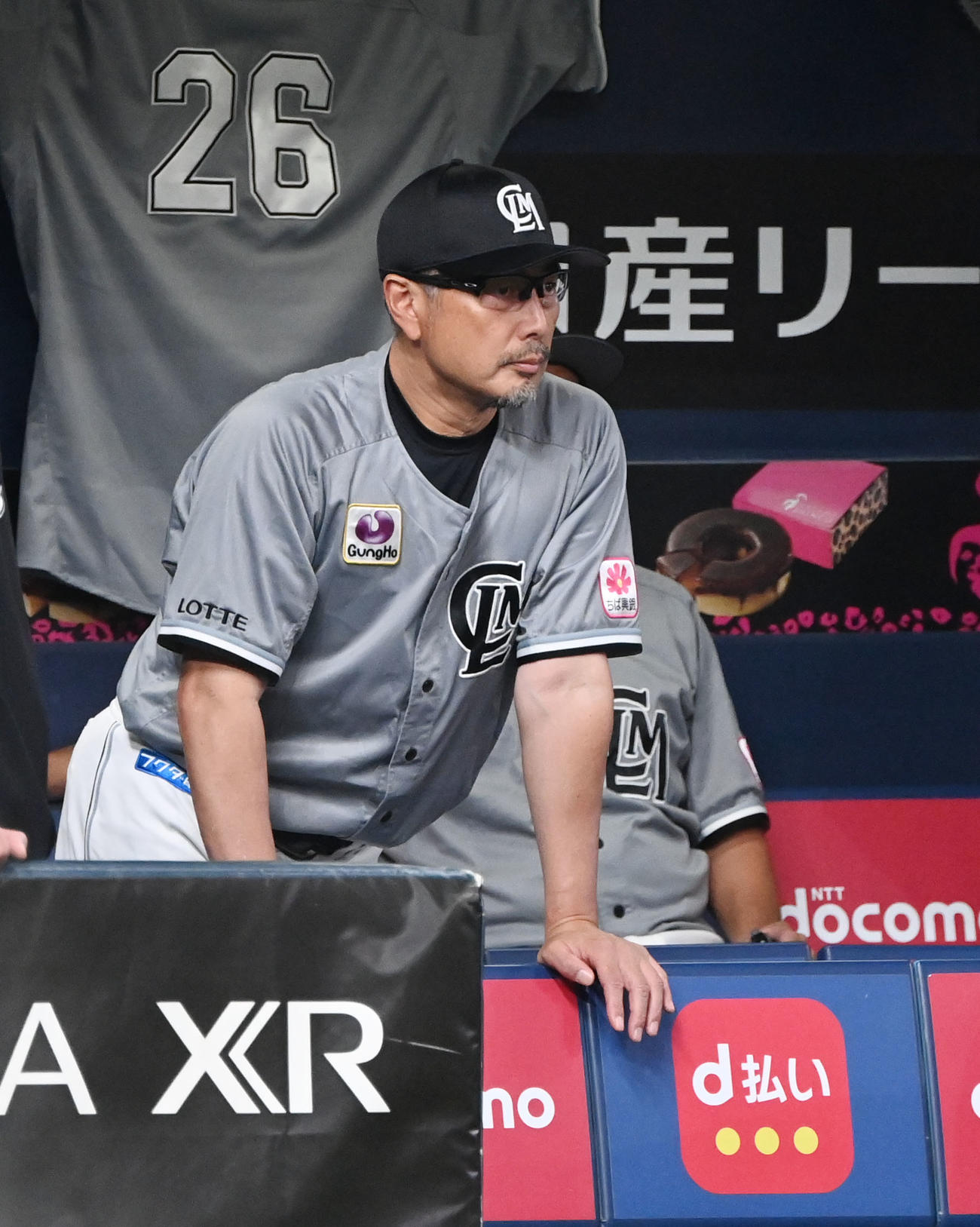 オリックス対ロッテ　身を乗り出して戦況をみるロッテ吉井監督（撮影・和賀正仁）