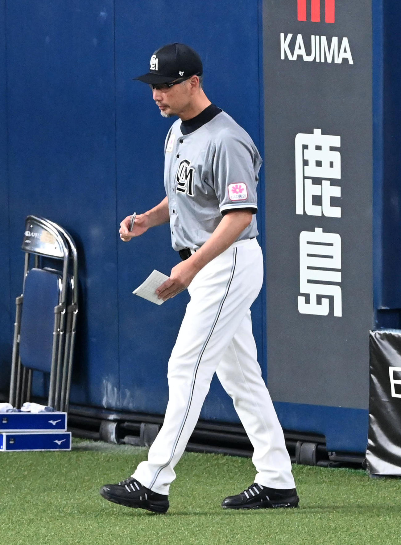 オリックス対ロッテ　7回、交代を告げるためベンチを出るロッテ吉井監督（撮影・前岡正明）