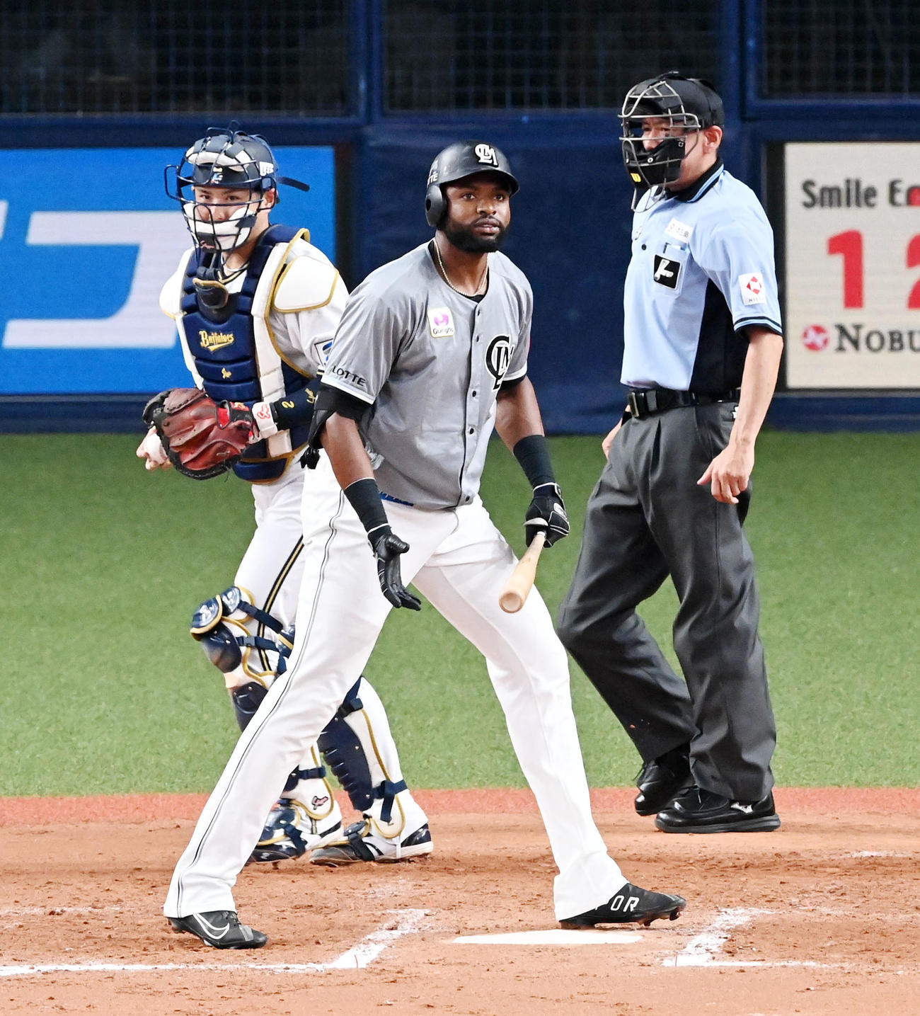 オリックス対ロッテ　7回表ロッテ2死満塁、ポランコは見逃し三振に倒れ悔しがる（撮影・前岡正明）