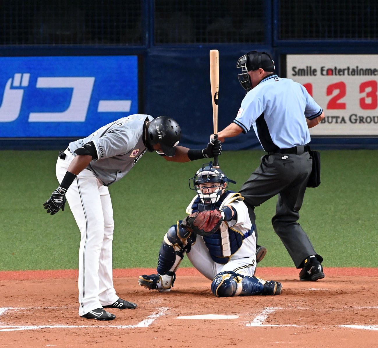 オリックス対ロッテ　7回表ロッテ2死満塁、ポランコは見逃し三振に倒れ悔しがる（撮影・前岡正明）