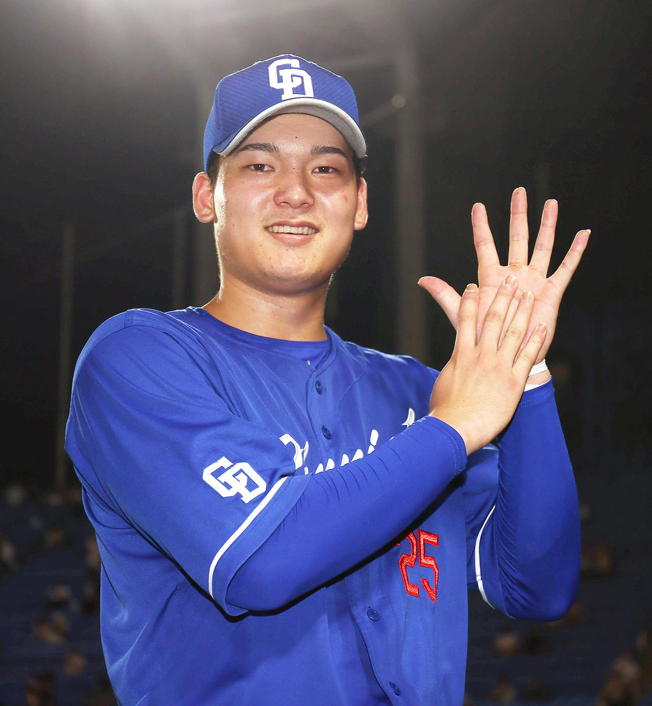 ヤクルト対中日　球団通算9000号の中日石川昂は笑顔でポーズを決める（撮影・足立雅史）