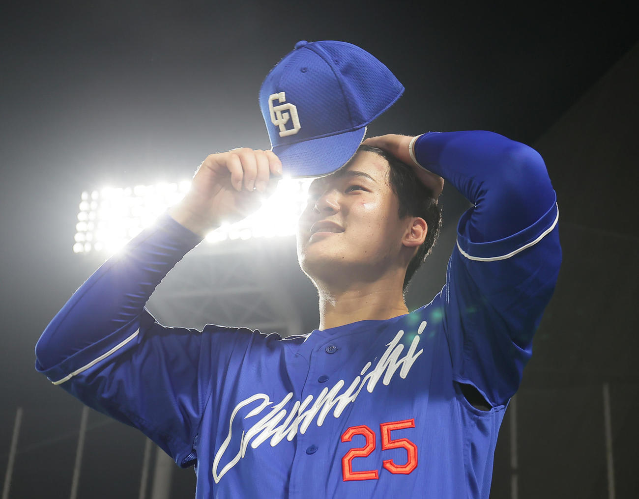 ヤクルト対中日　スタンドの声援に笑顔で応える中日石川昂（撮影・足立雅史）