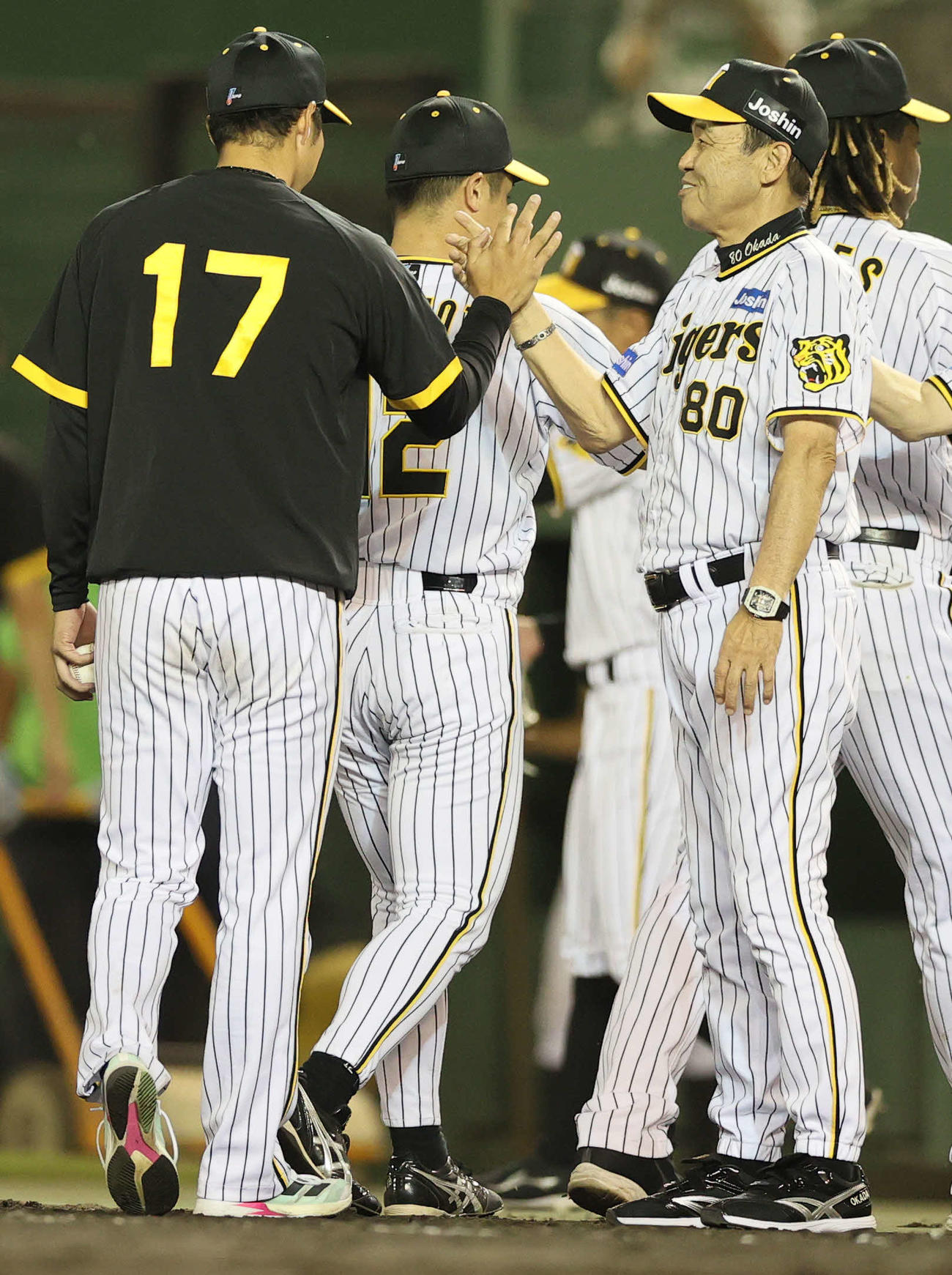 阪神対DeNA　勝利投手の阪神青柳（左）と笑顔でタッチをかわす岡田監督（撮影・上山淳一）