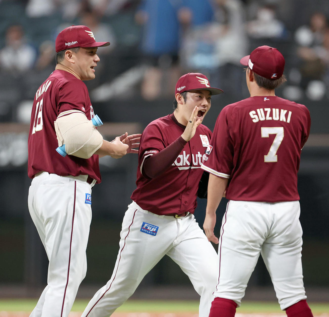 日本ハム対楽天　ウイニングボールをもらい笑顔で引き揚げる楽天田中将（左）（撮影・佐藤翔太）