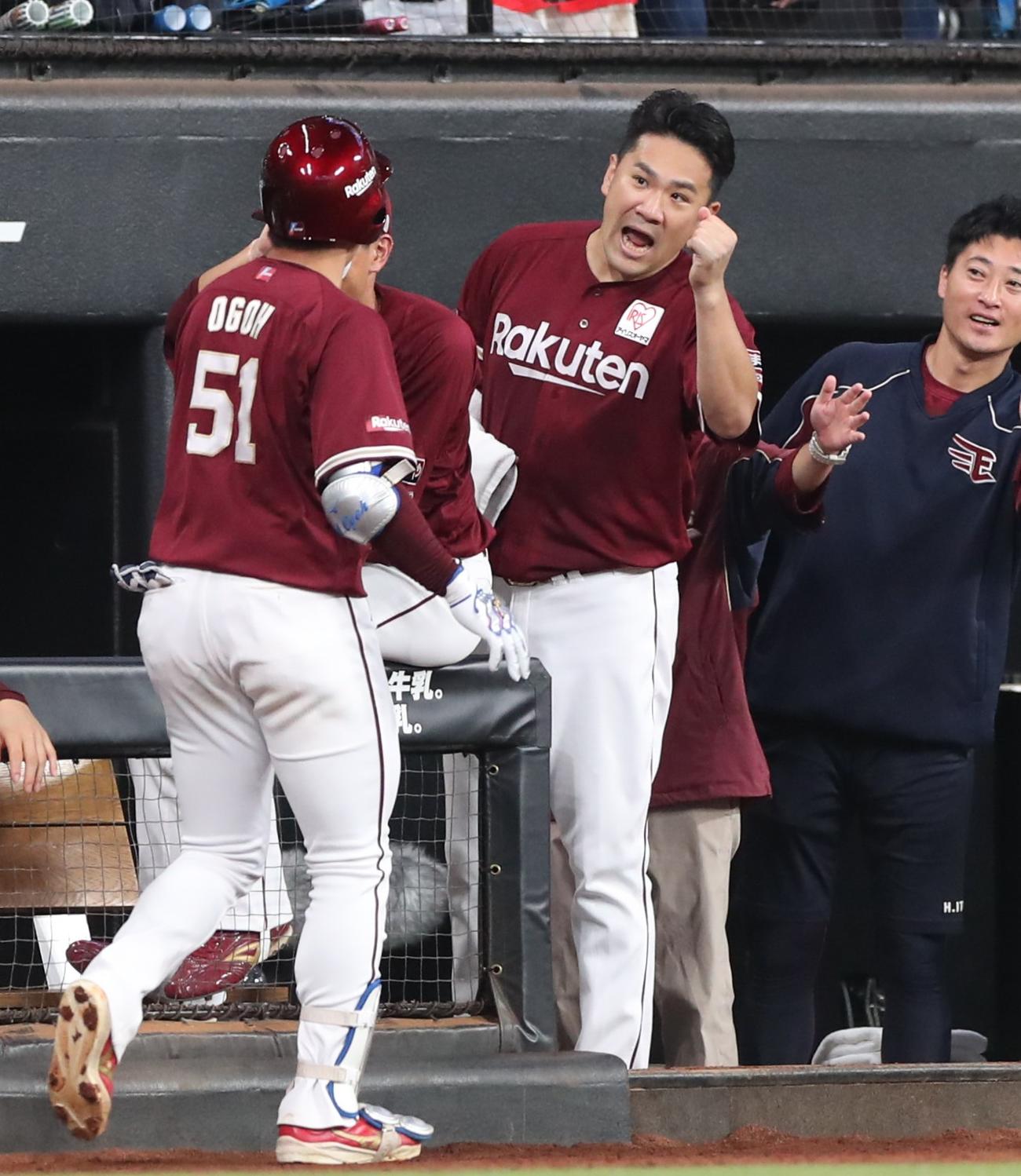 日本ハム対楽天　5回表、2点本塁打を放った小郷を出迎える田中将（撮影・黒川智章）