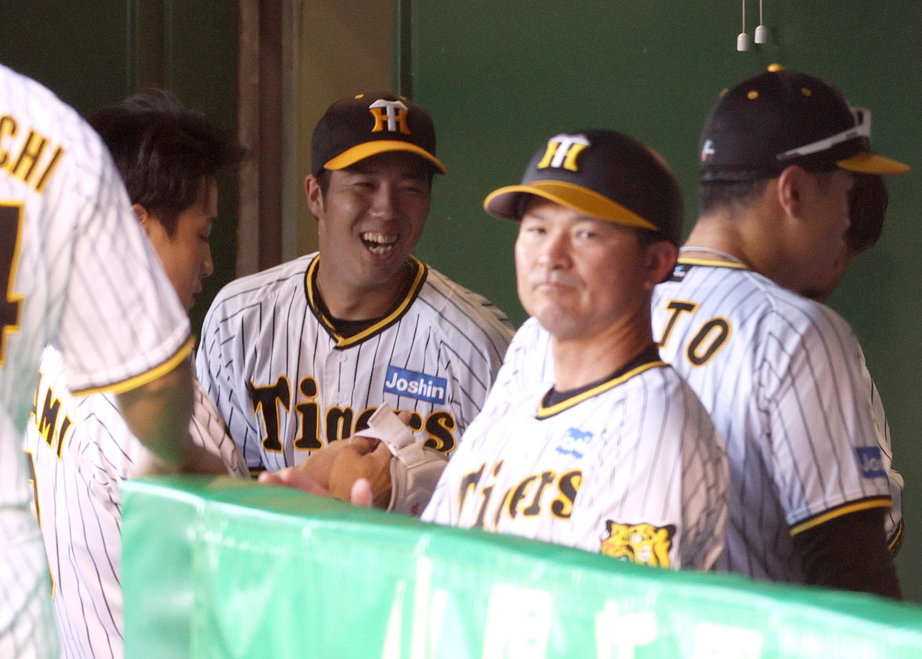 阪神対DeNA　阪神先発の青柳（左から2人目）は2回を投げ終えベンチで笑顔を見せる（撮影・上山淳一）